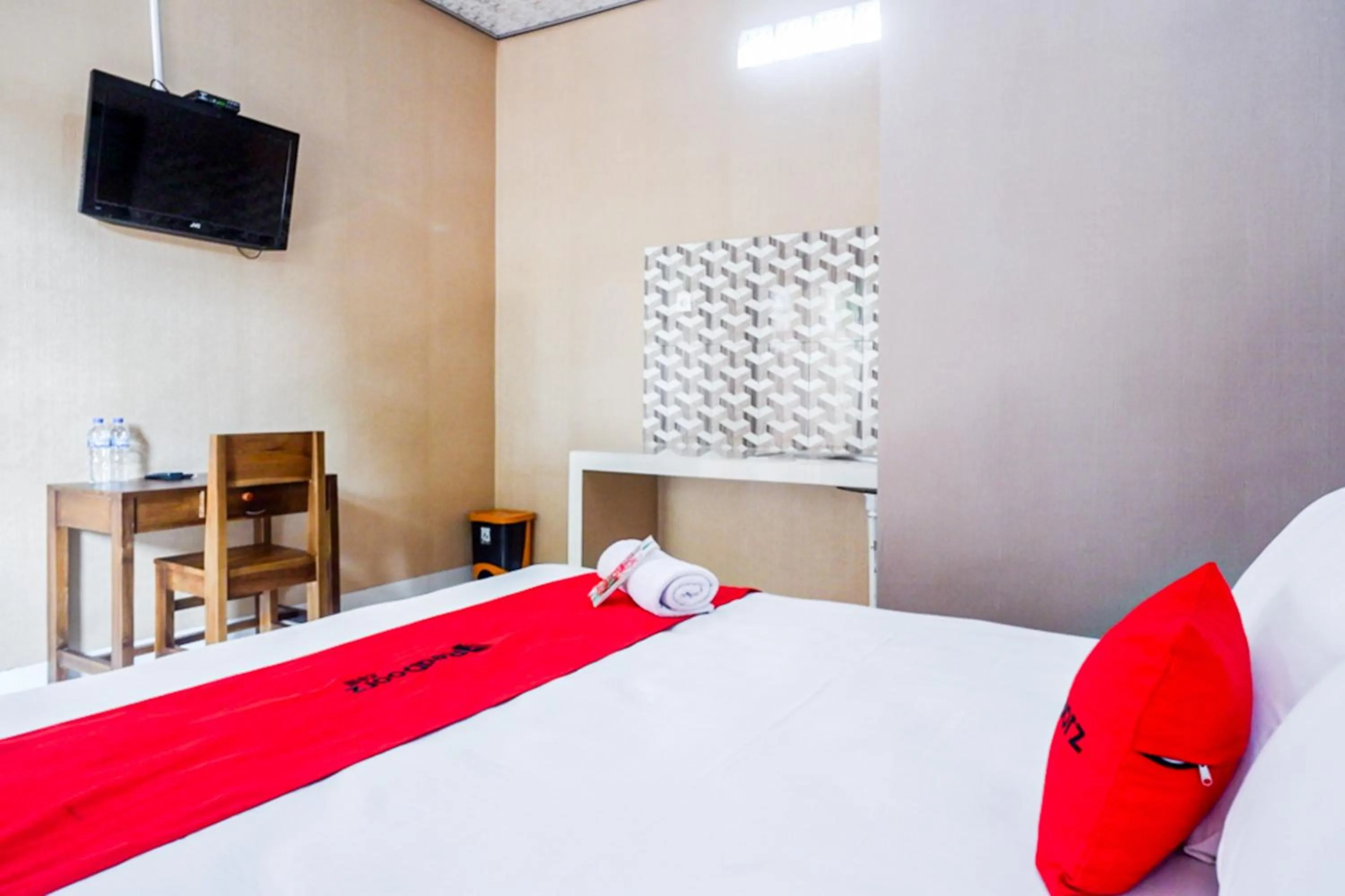 Bedroom, Bed in RedDoorz Syariah near Stasiun Gumilir Cilacap