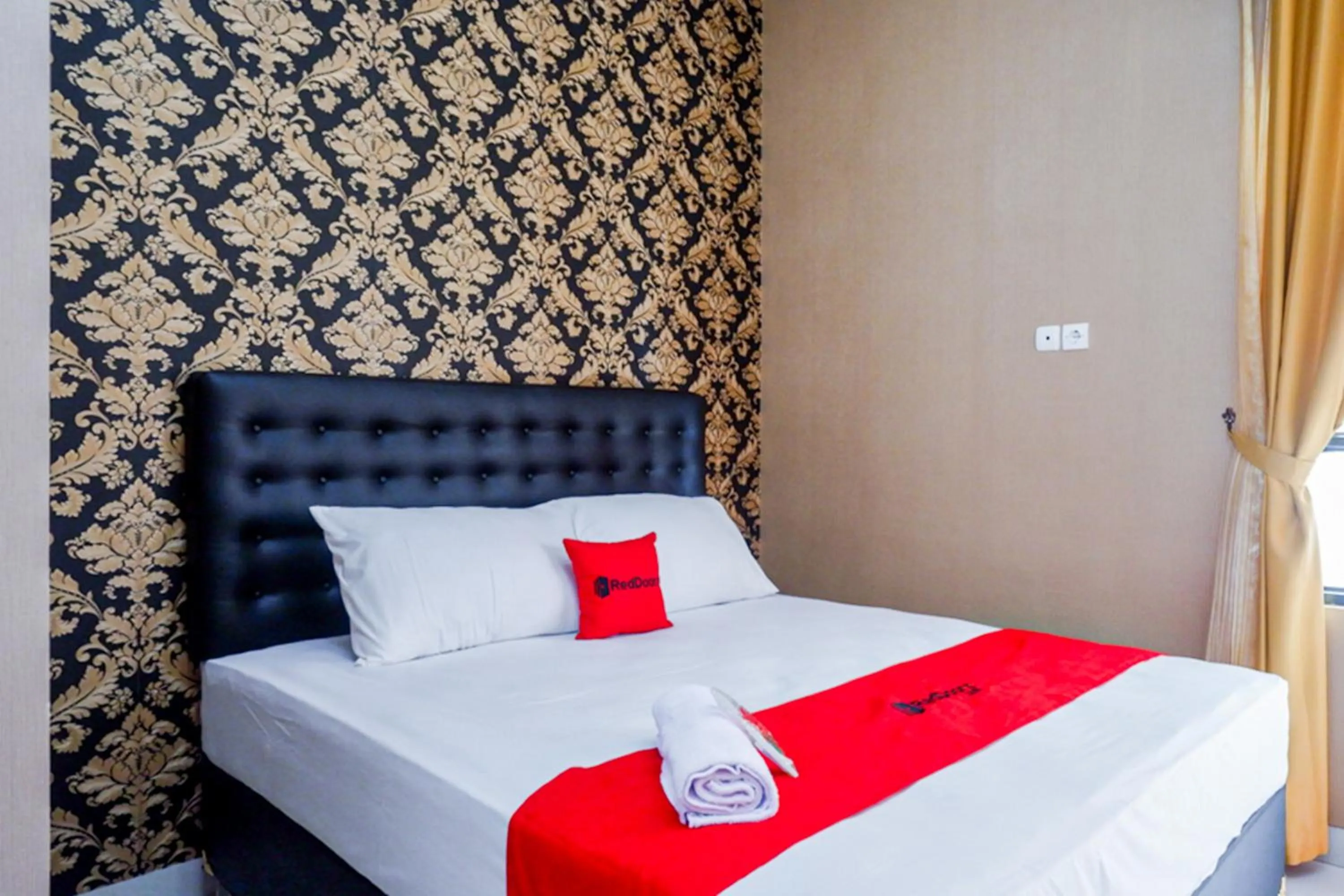 Bedroom, Bed in RedDoorz Syariah near Stasiun Gumilir Cilacap