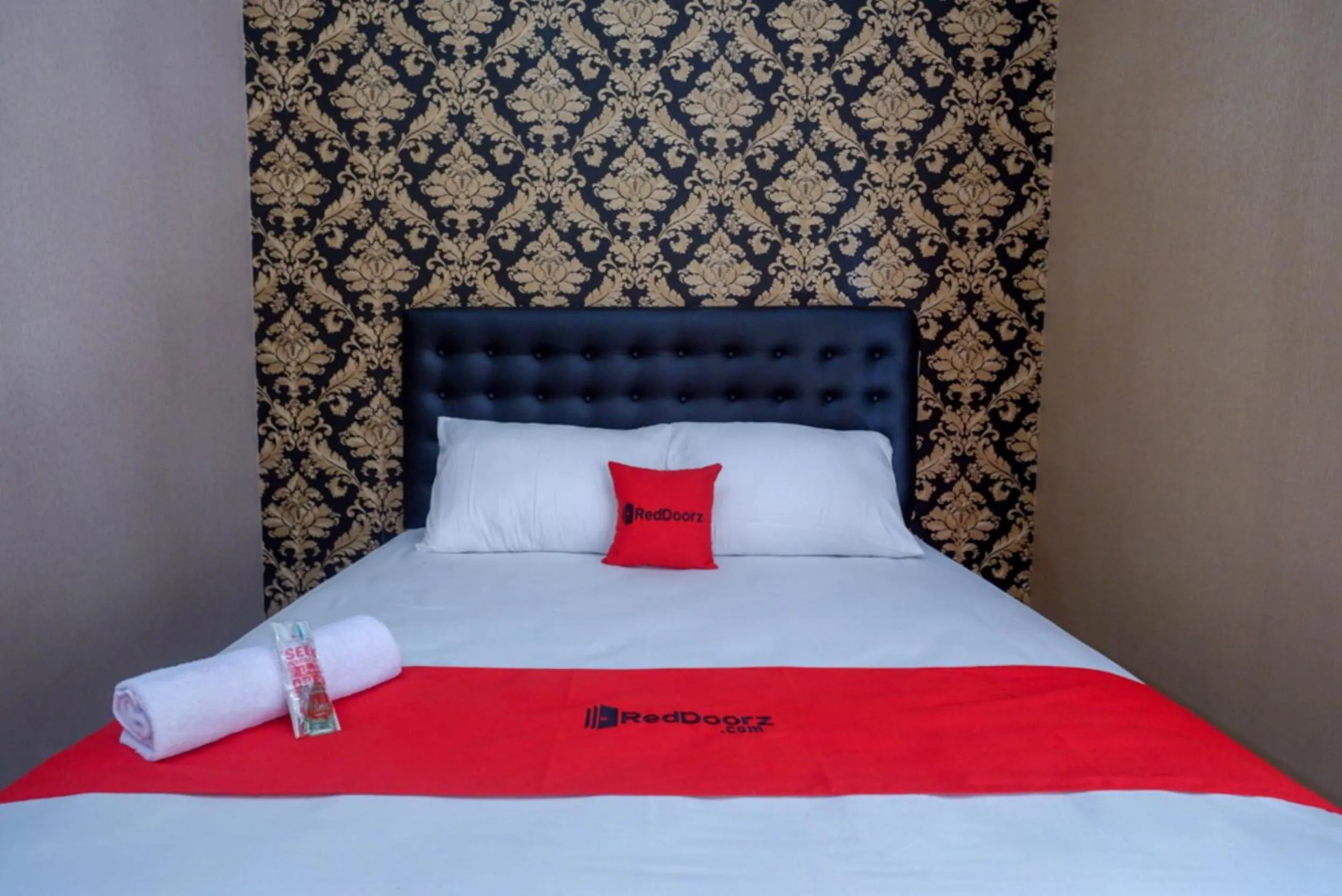 Bed in RedDoorz Syariah near Stasiun Gumilir Cilacap