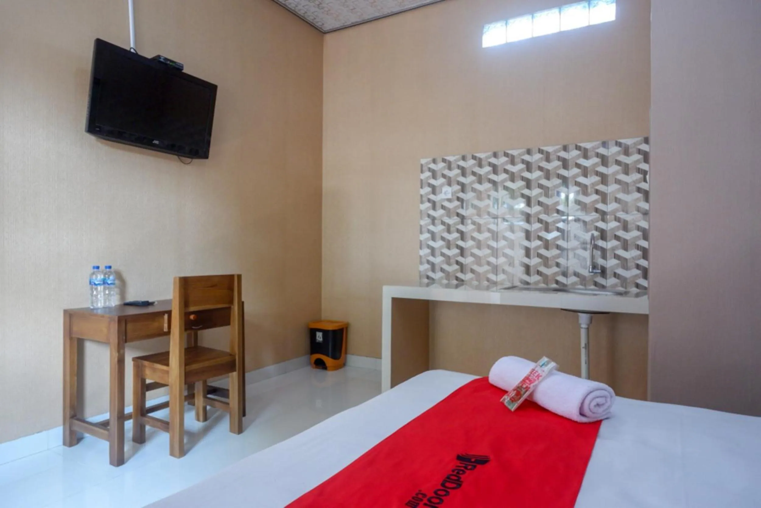 Bed in RedDoorz Syariah near Stasiun Gumilir Cilacap