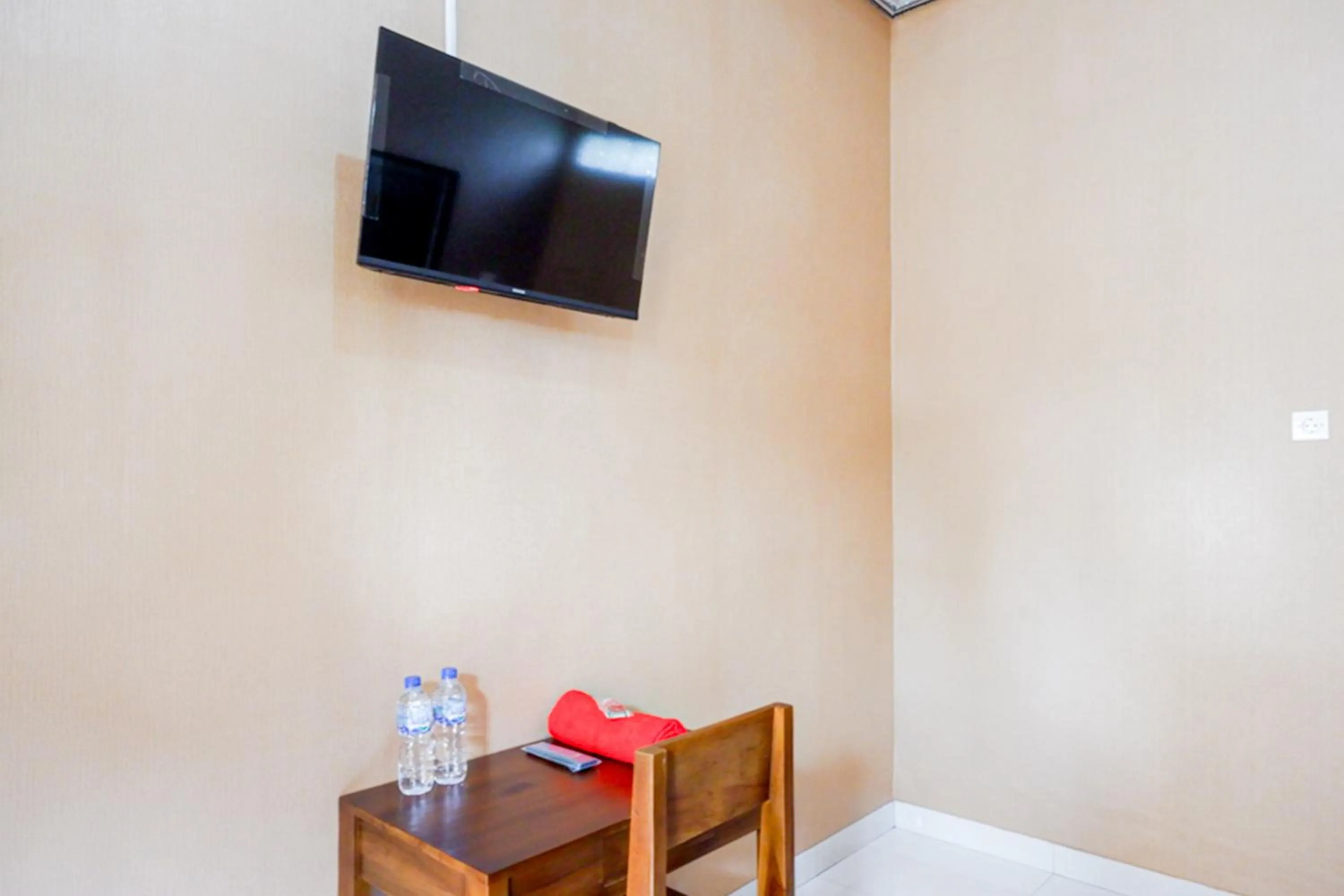 TV and multimedia in RedDoorz Syariah near Stasiun Gumilir Cilacap