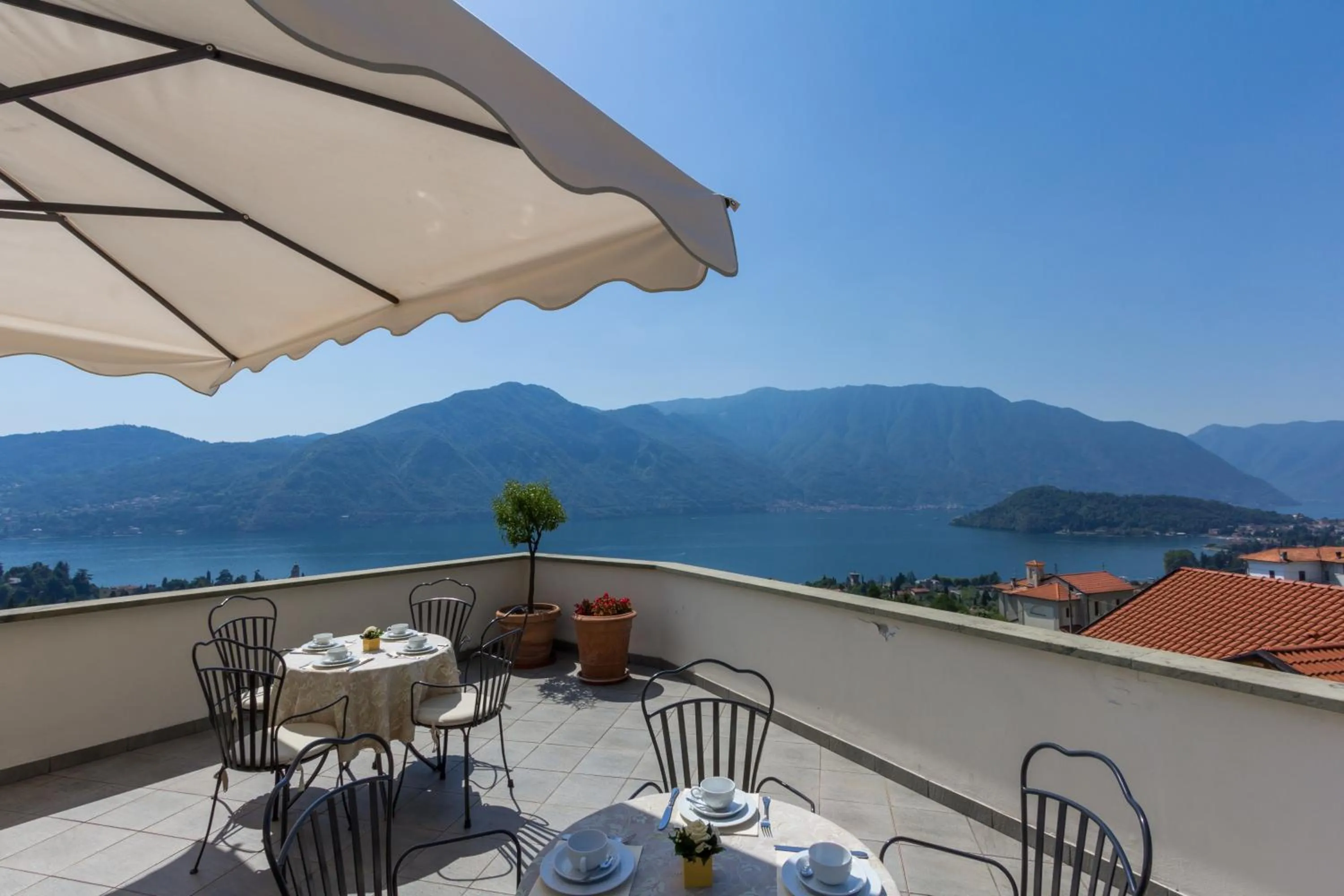 Restaurant/places to eat in Hotel La Perla