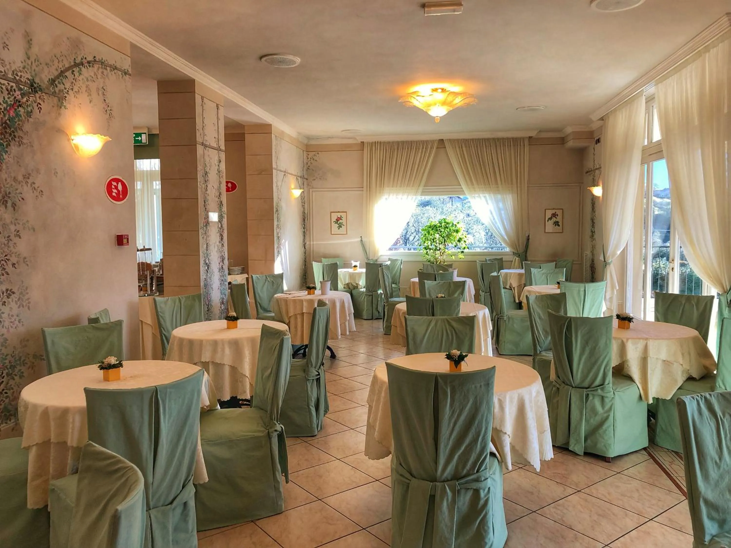 Restaurant/places to eat in Hotel La Perla