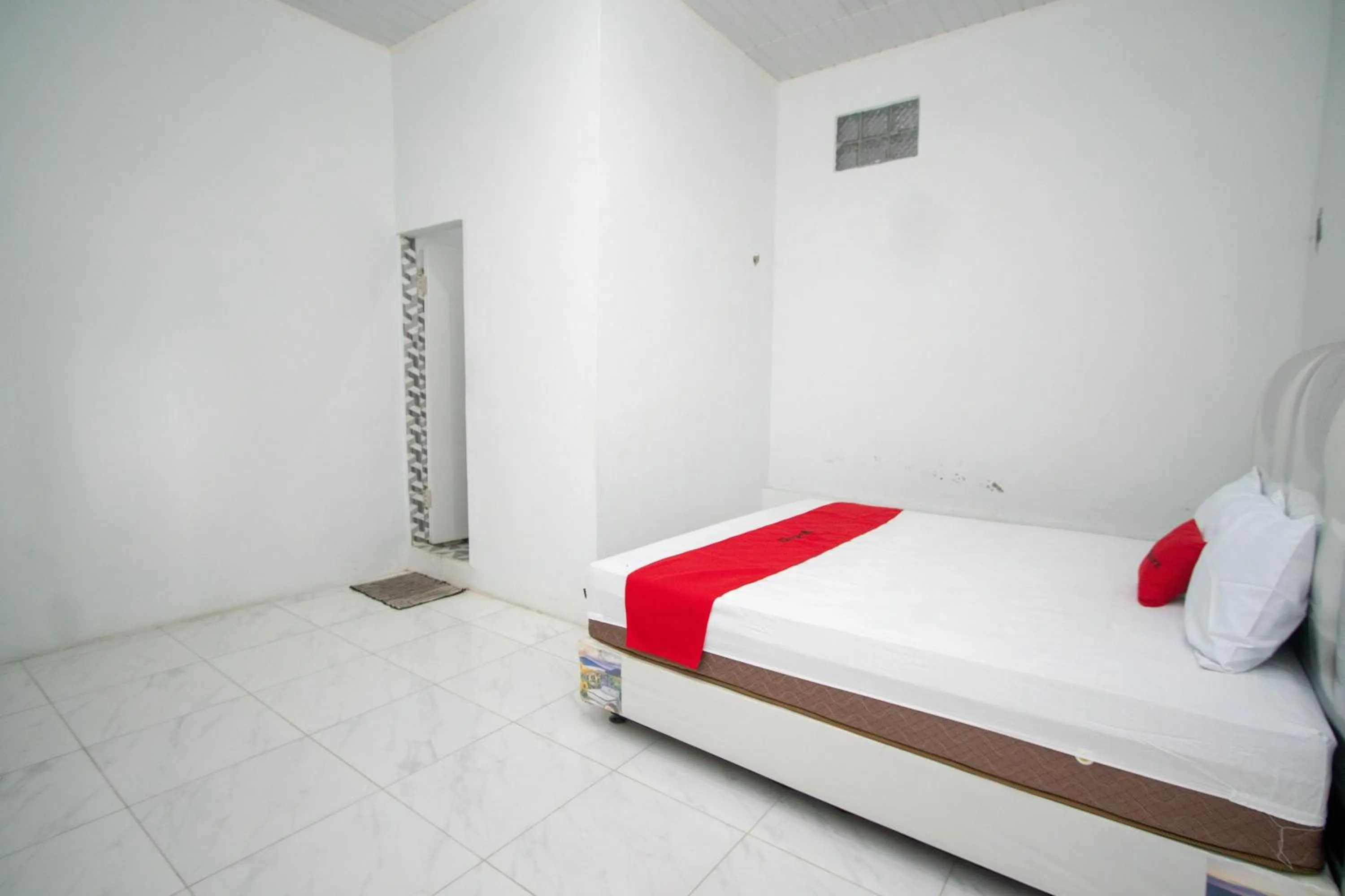 Bedroom, Bed in RedDoorz Syariah near Danau Lut Tawar Takengon 2