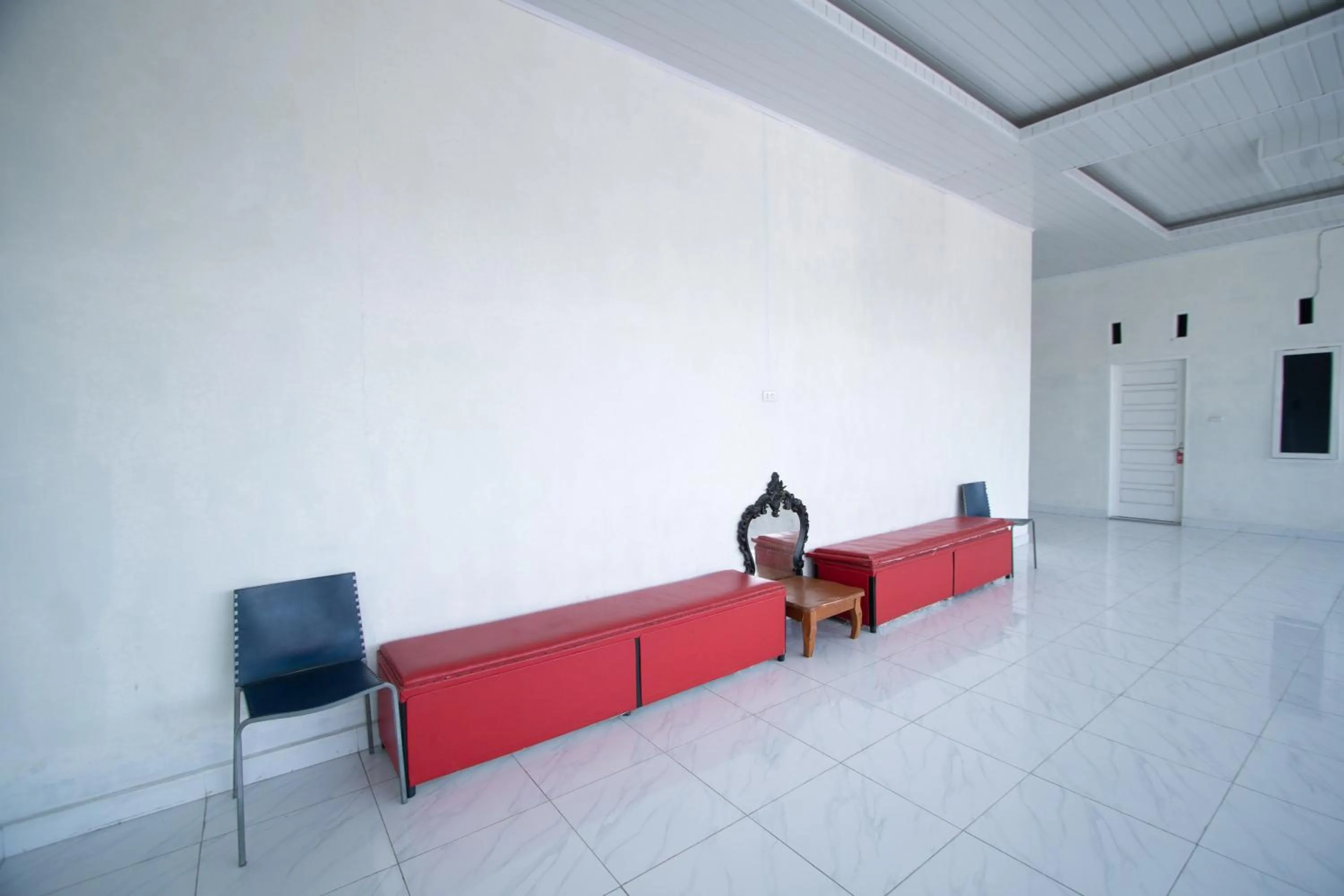 Living room in RedDoorz Syariah near Danau Lut Tawar Takengon 2