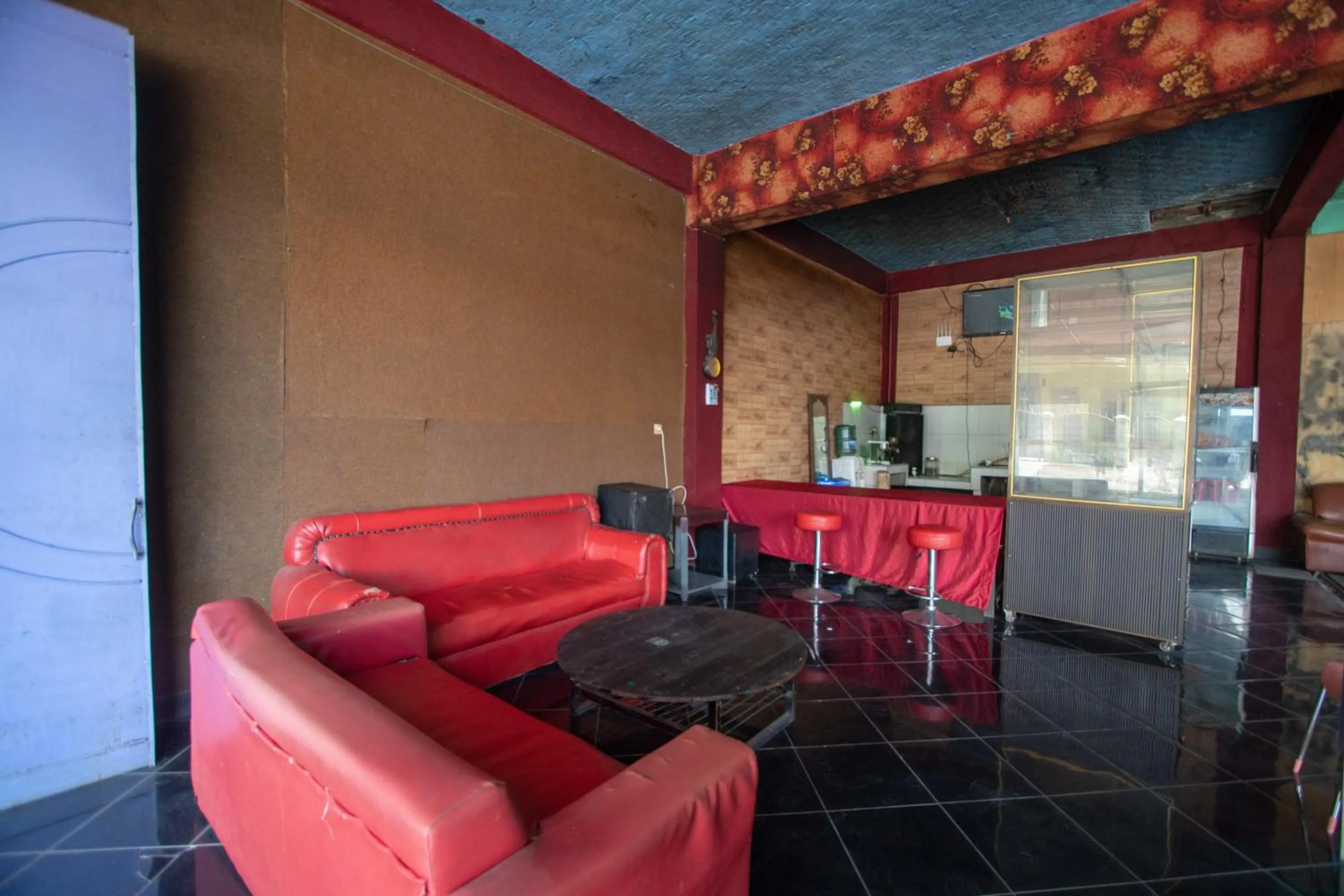 Living room in RedDoorz Syariah near Danau Lut Tawar Takengon 2