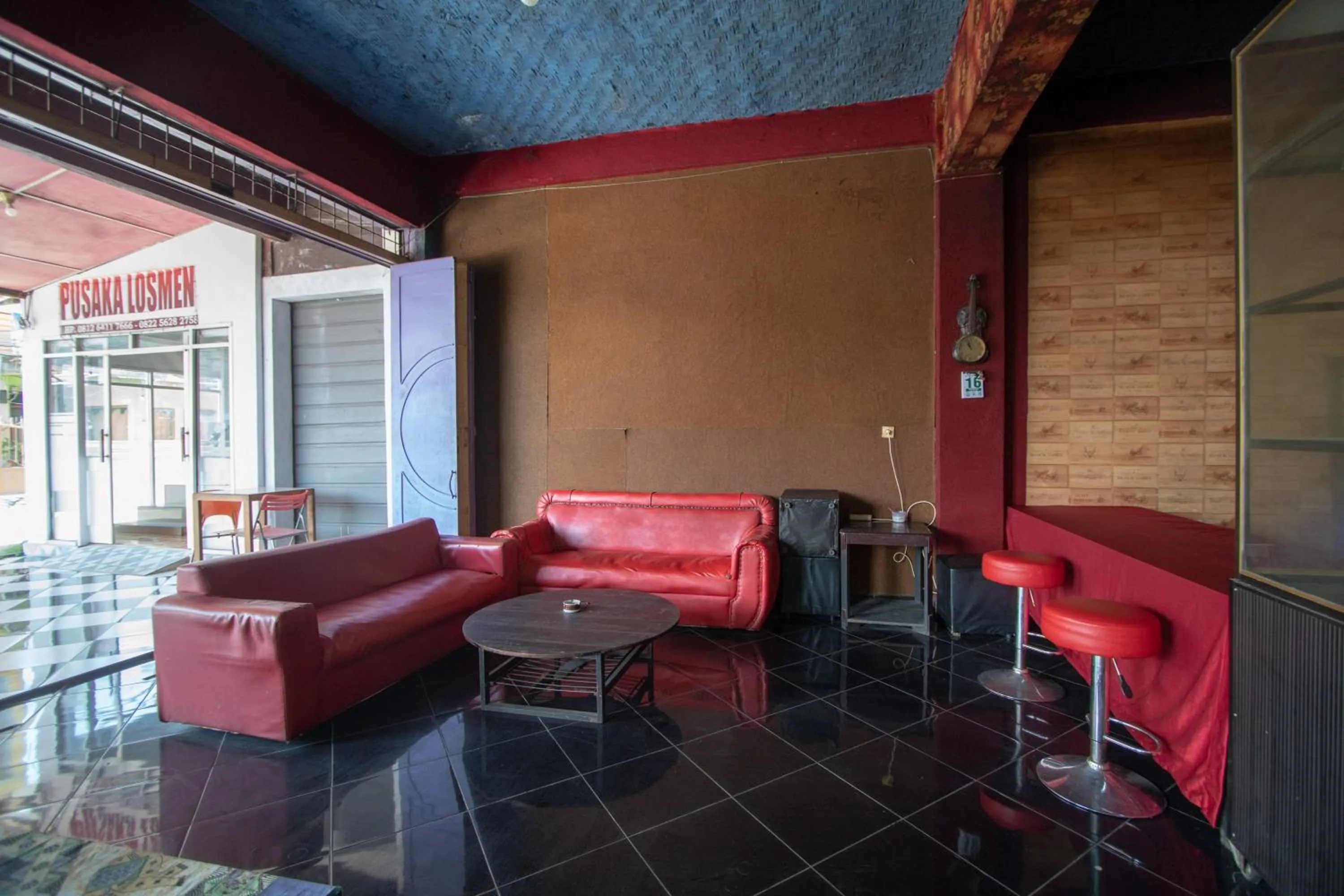 Living room in RedDoorz Syariah near Danau Lut Tawar Takengon 2