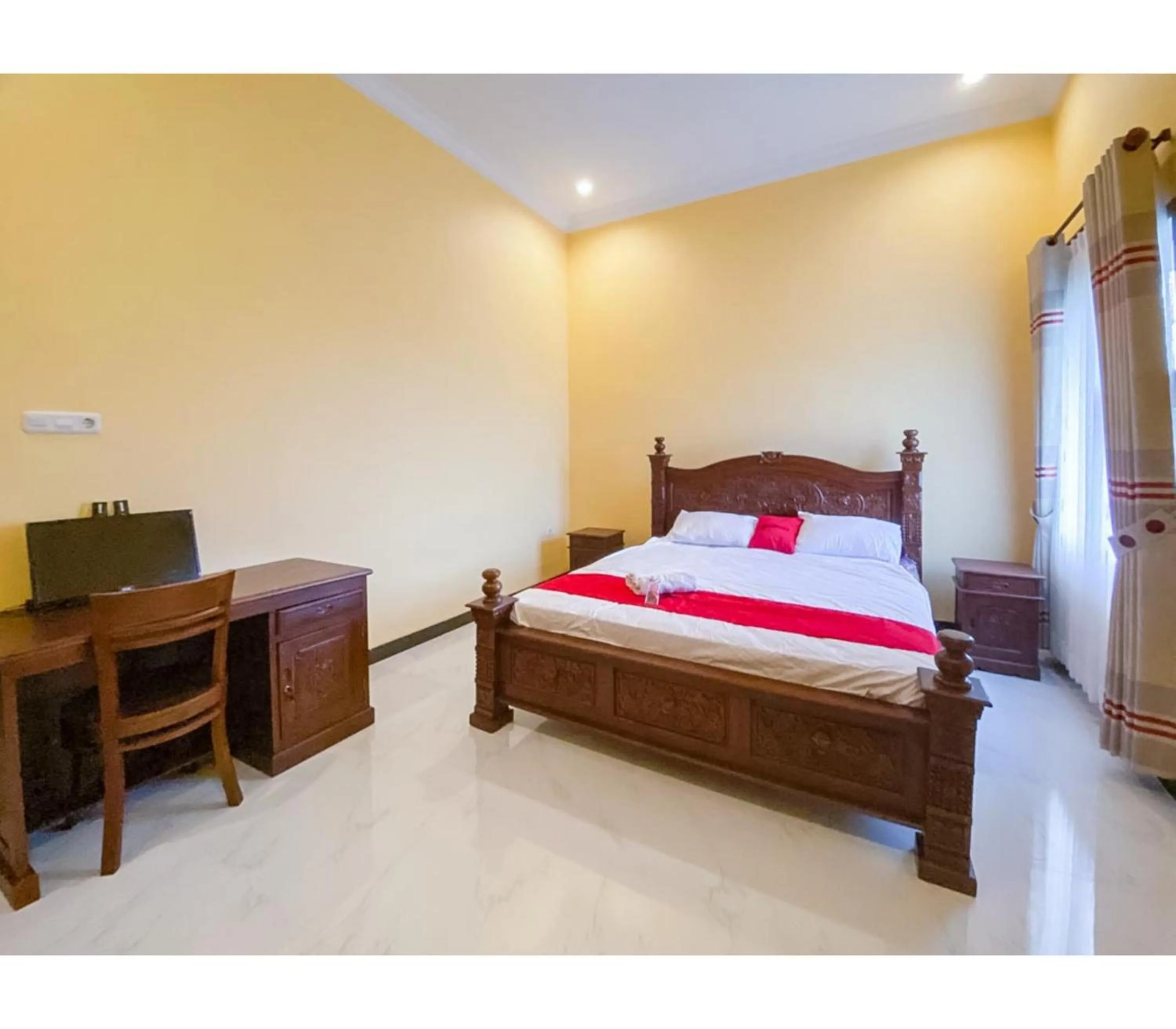 Bed in RedDoorz Syariah near RSUD Kota Malang