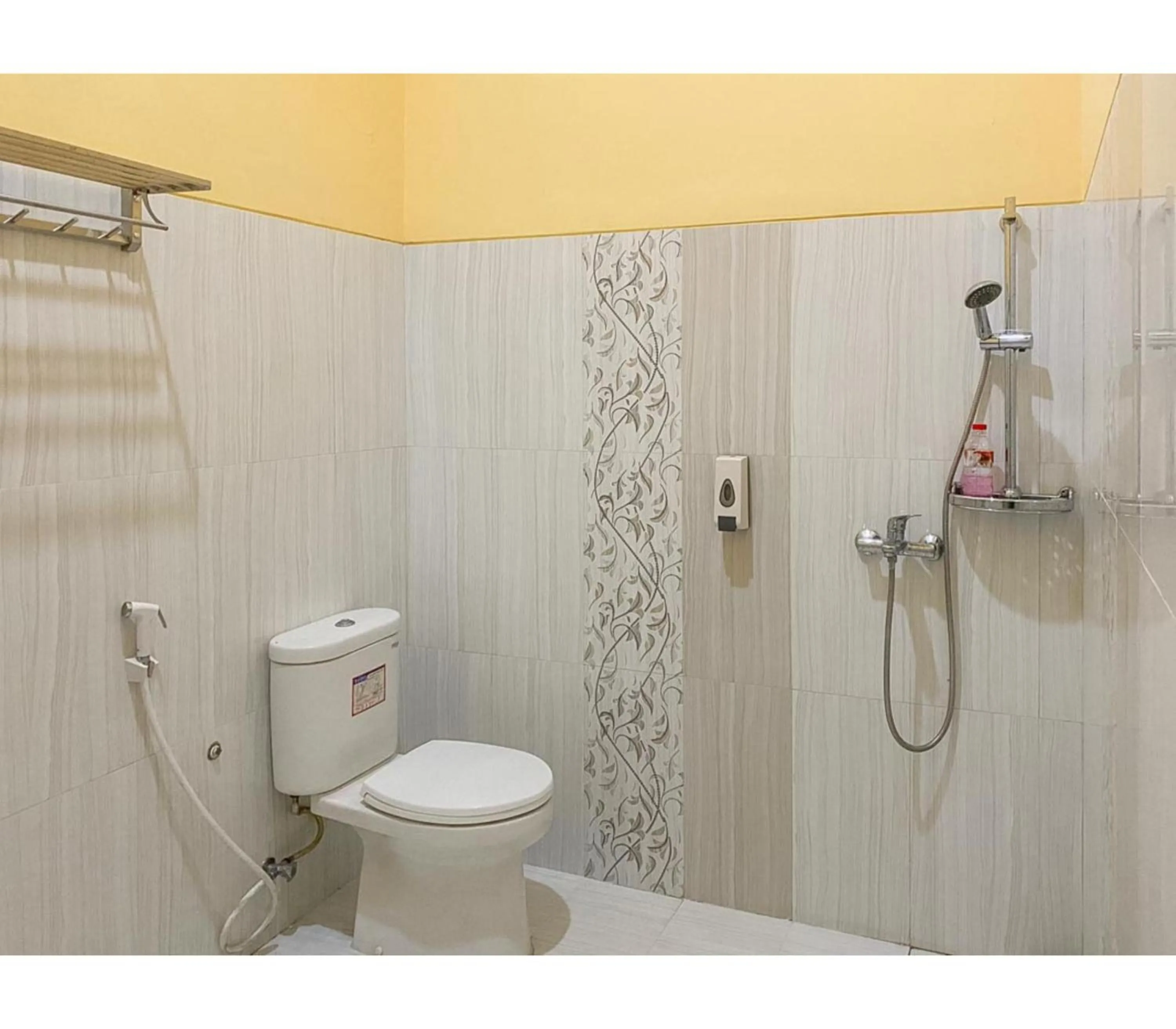 Bathroom in RedDoorz Syariah near RSUD Kota Malang