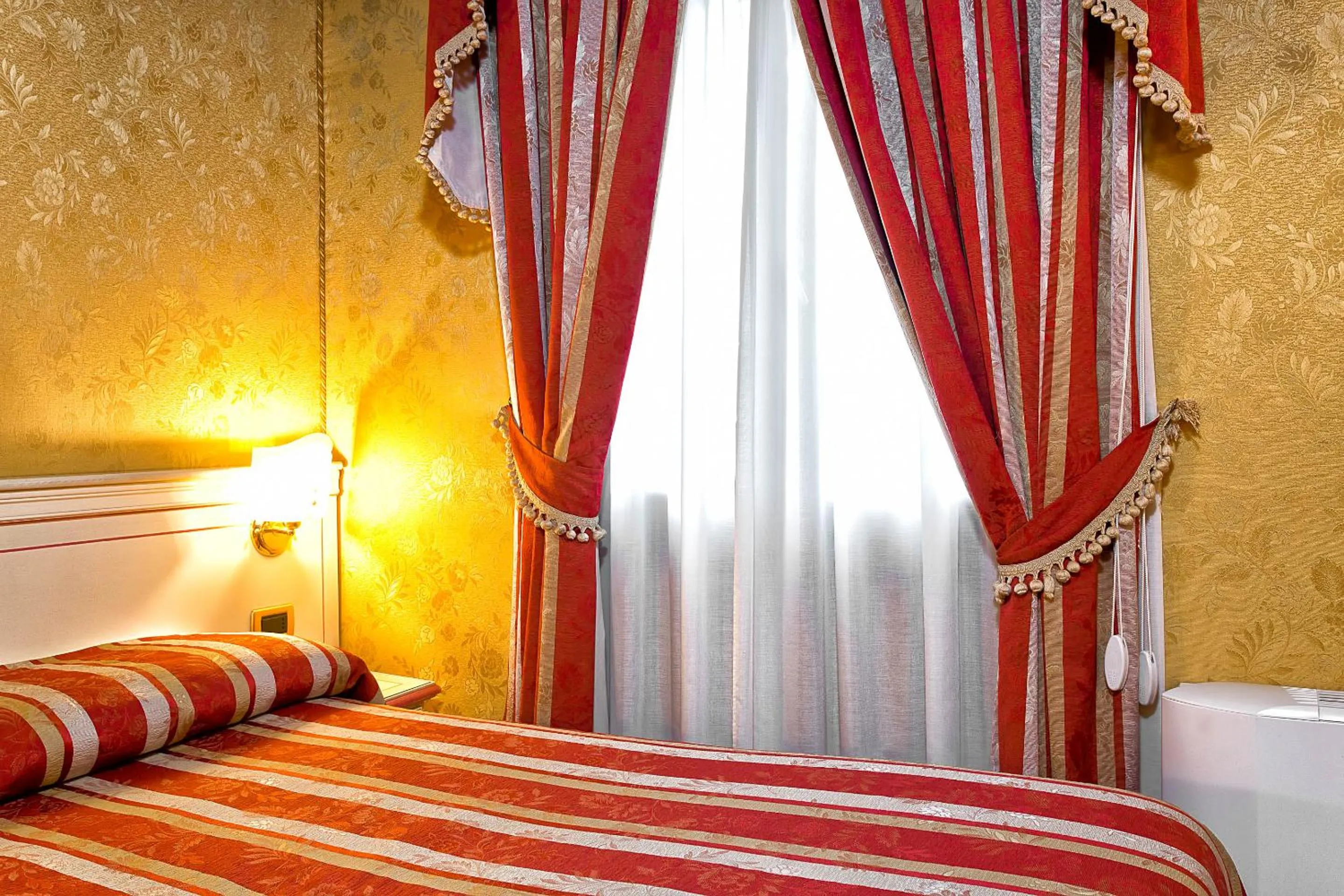 Decorative detail, Bed in Ca' San Polo - Ferretti Hotels Collection