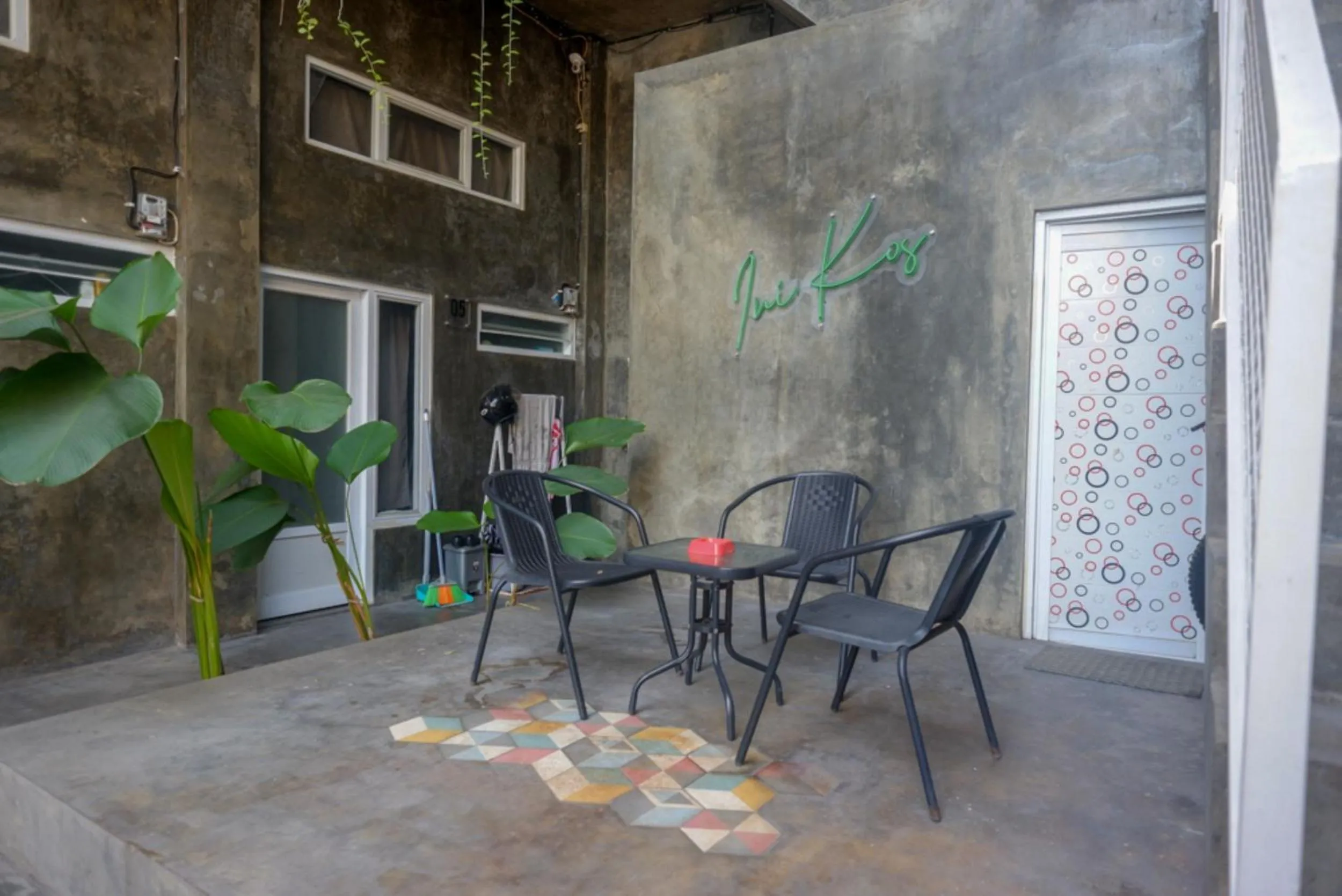 Seating area in RedDoorz near Jumbo Mall Sragen