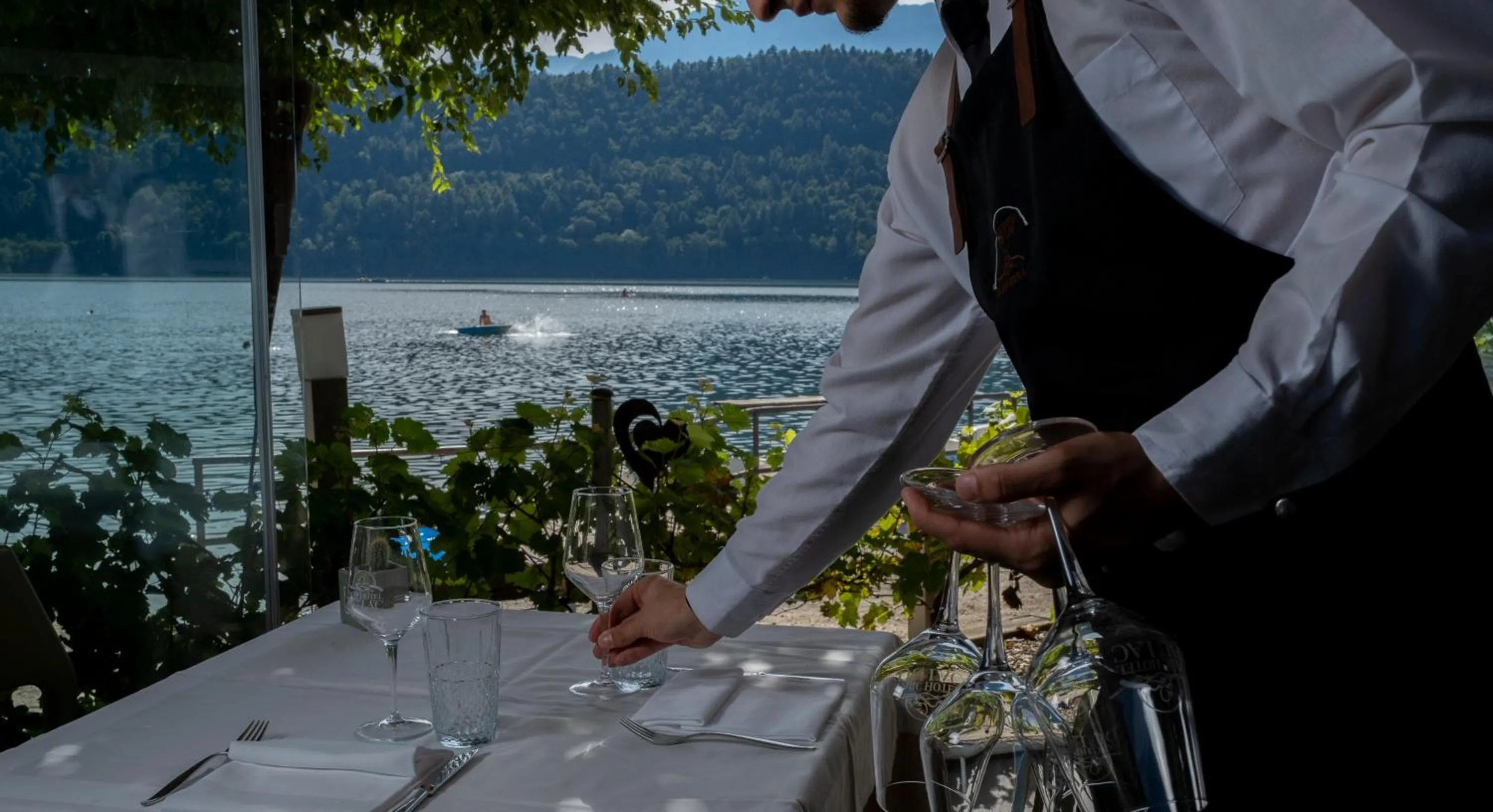 Restaurant/places to eat in Parc Hotel Du Lac