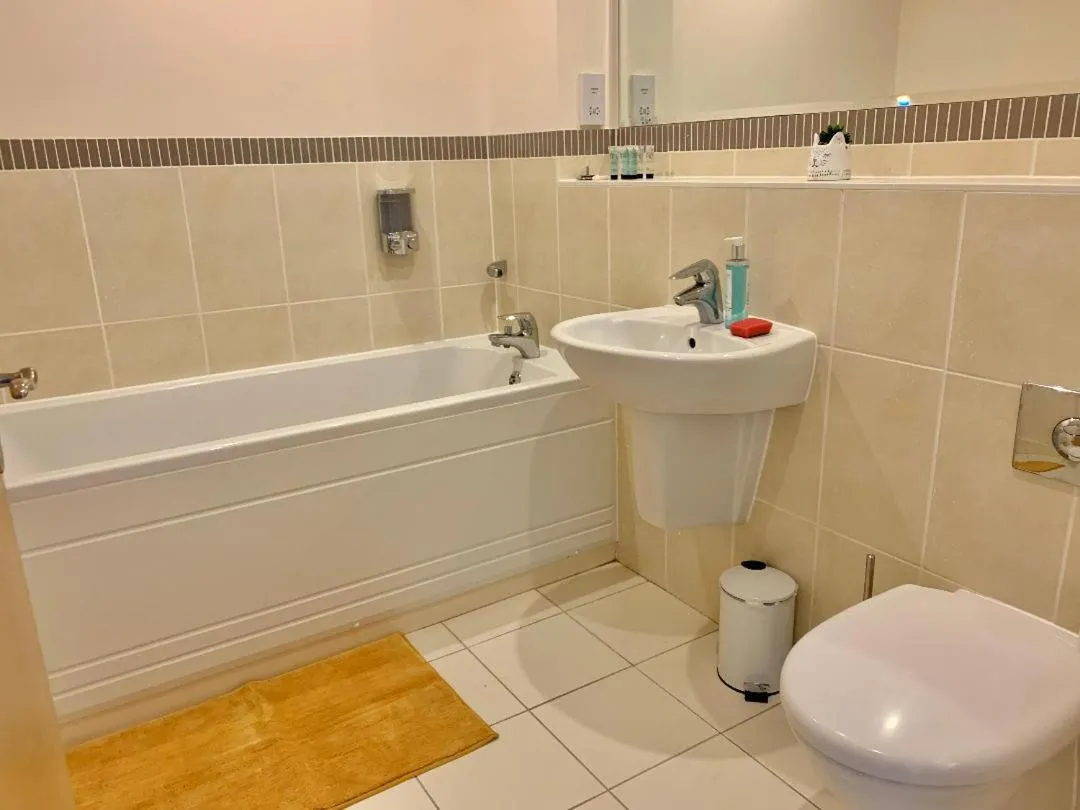 Shower in Risinghurst, Oxford, an ENTIRE 2beds, 2bathrooms, free Wi-Fi, Free Parking