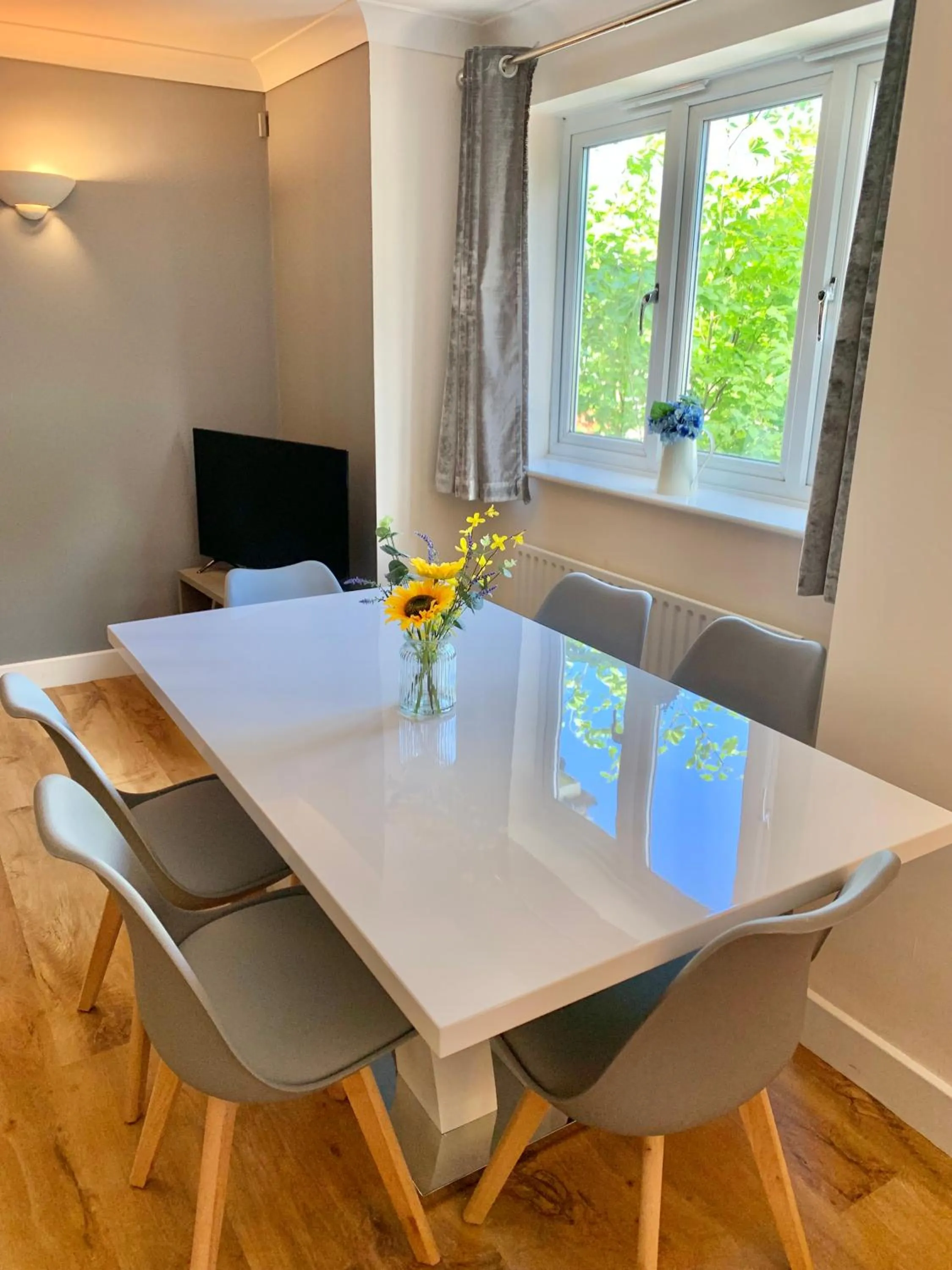 TV and multimedia in Risinghurst, Oxford, an ENTIRE 2beds, 2bathrooms, free Wi-Fi, Free Parking