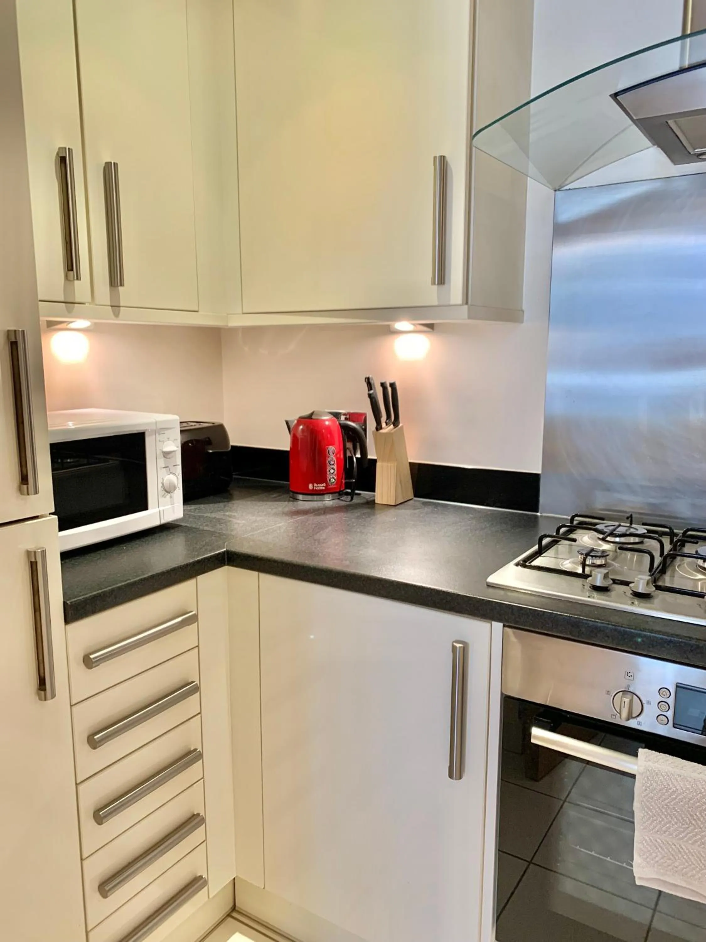 Coffee/tea facilities in Risinghurst, Oxford, an ENTIRE 2beds, 2bathrooms, free Wi-Fi, Free Parking