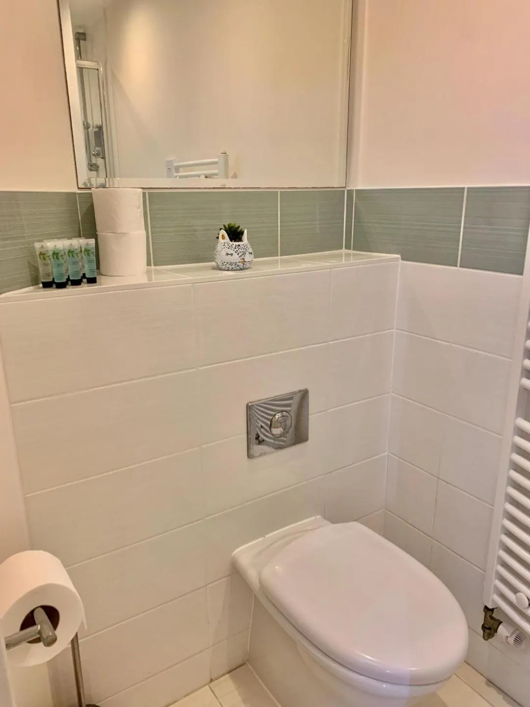 Shower in Risinghurst, Oxford, an ENTIRE 2beds, 2bathrooms, free Wi-Fi, Free Parking