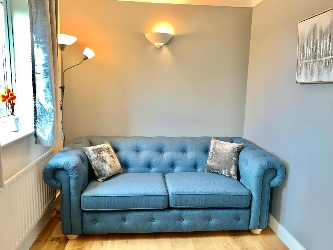Living room in Risinghurst, Oxford, an ENTIRE 2beds, 2bathrooms, free Wi-Fi, Free Parking