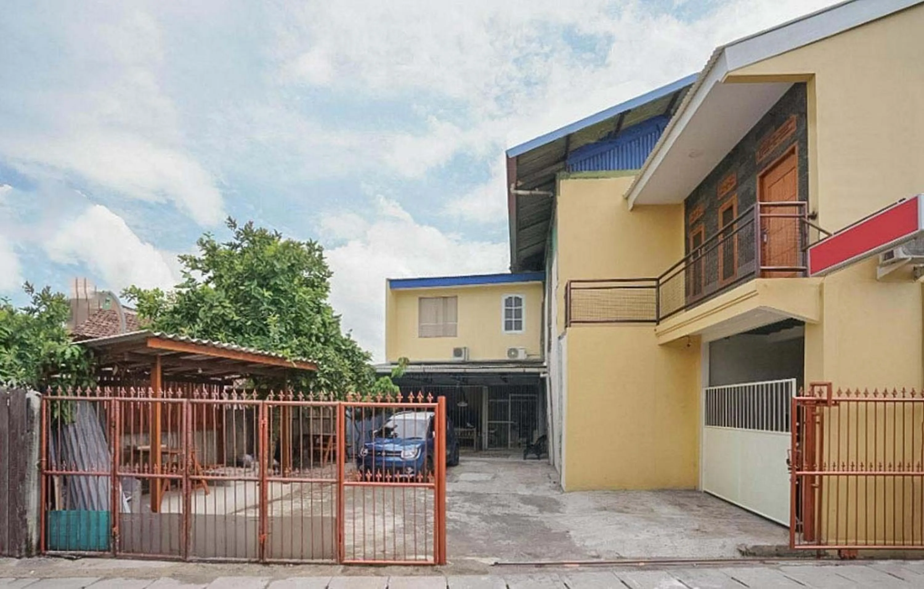 Property building in RedDoorz Syariah near Suramadu