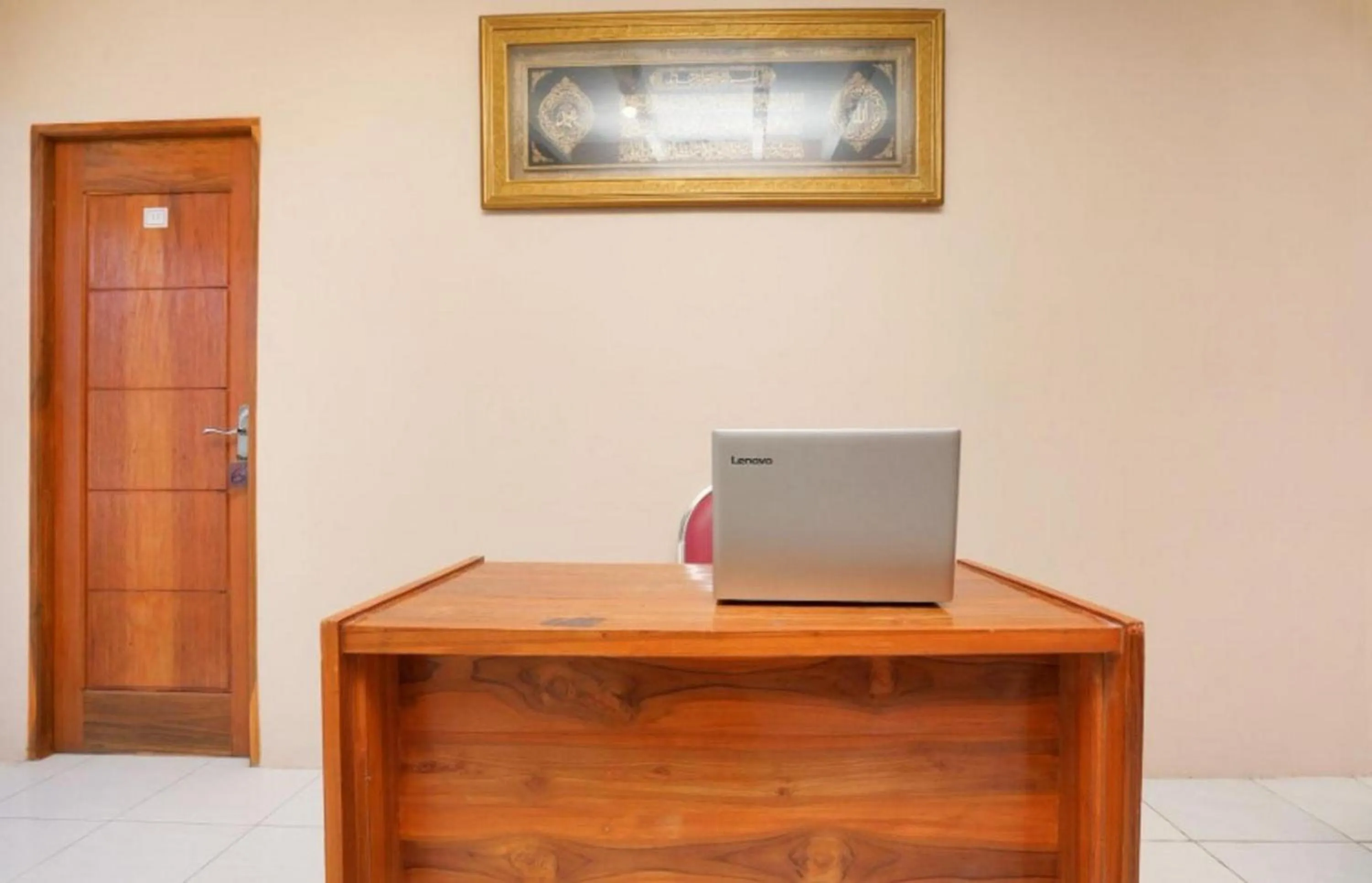 Lobby or reception in RedDoorz Syariah near Suramadu