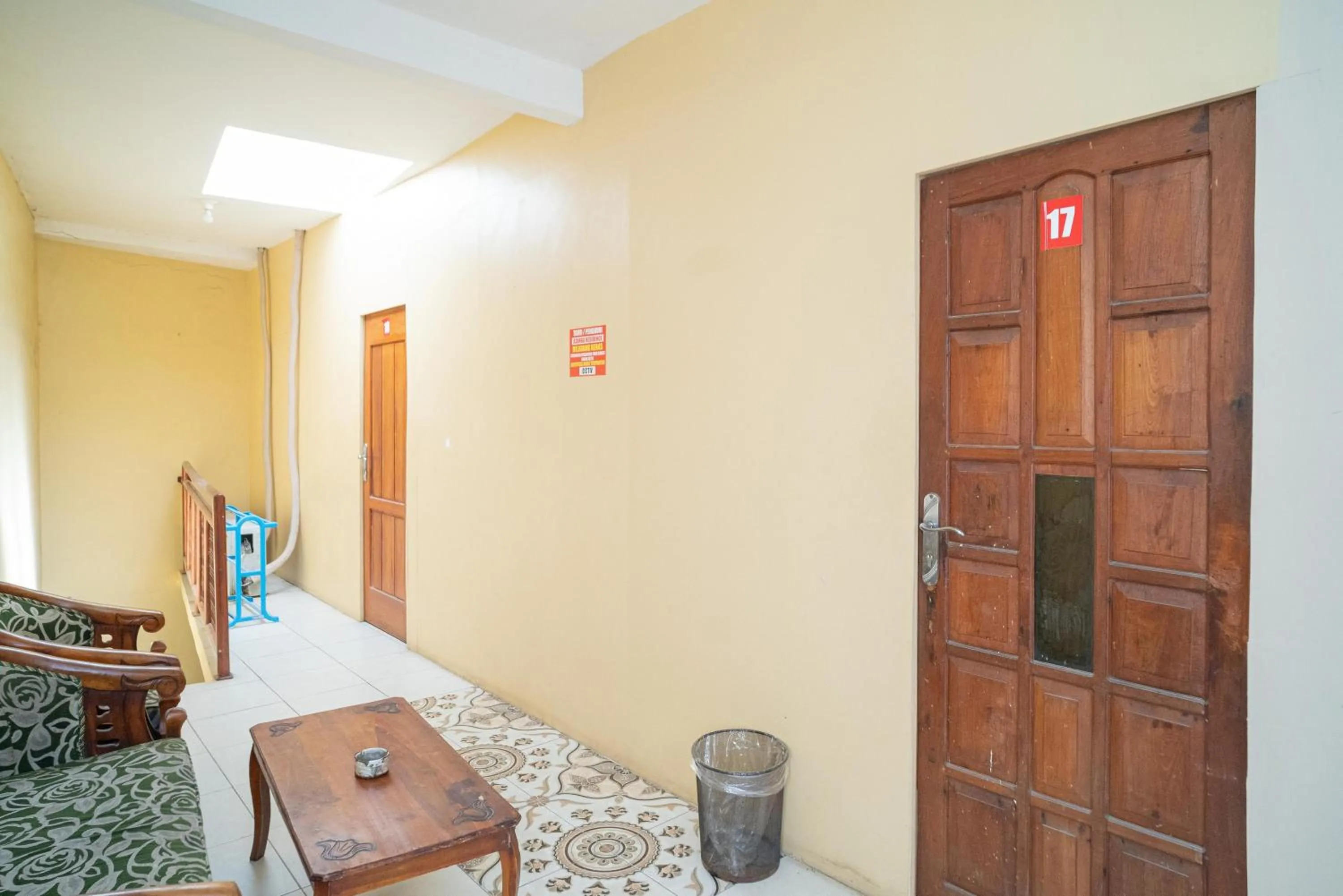 Living room in RedDoorz Syariah near Suramadu