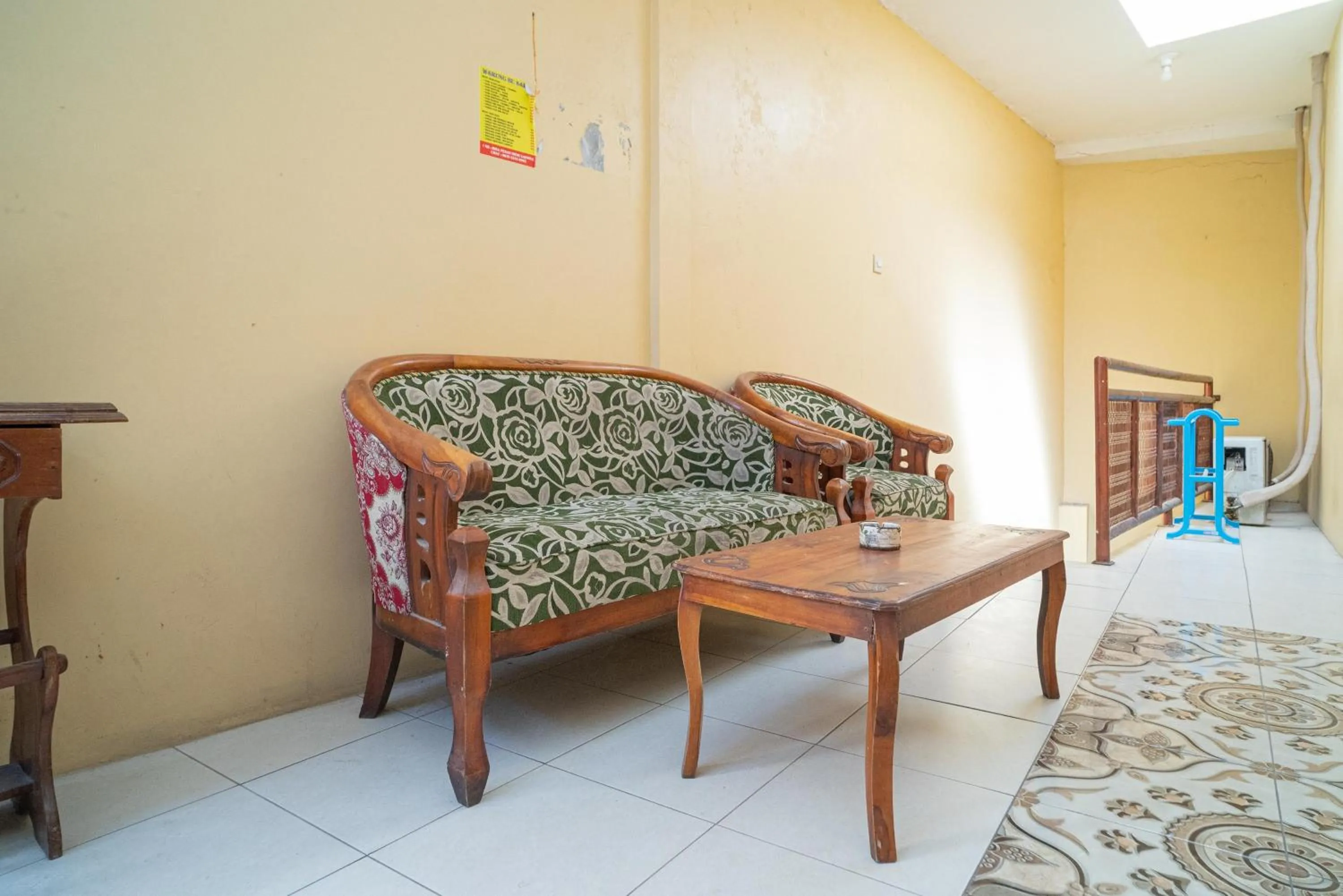 Seating area in RedDoorz Syariah near Suramadu