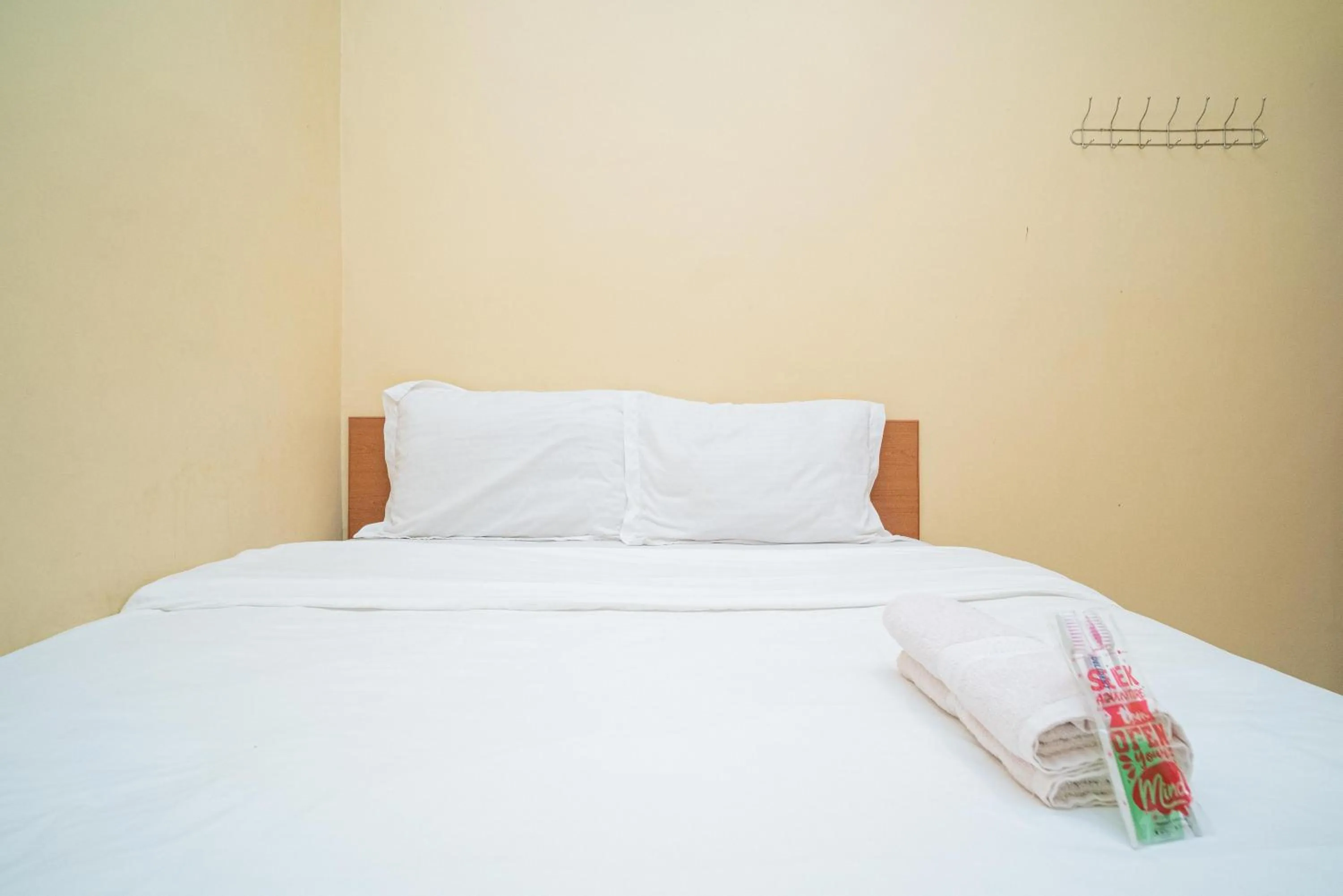 Bedroom, Bed in RedDoorz Syariah near Suramadu