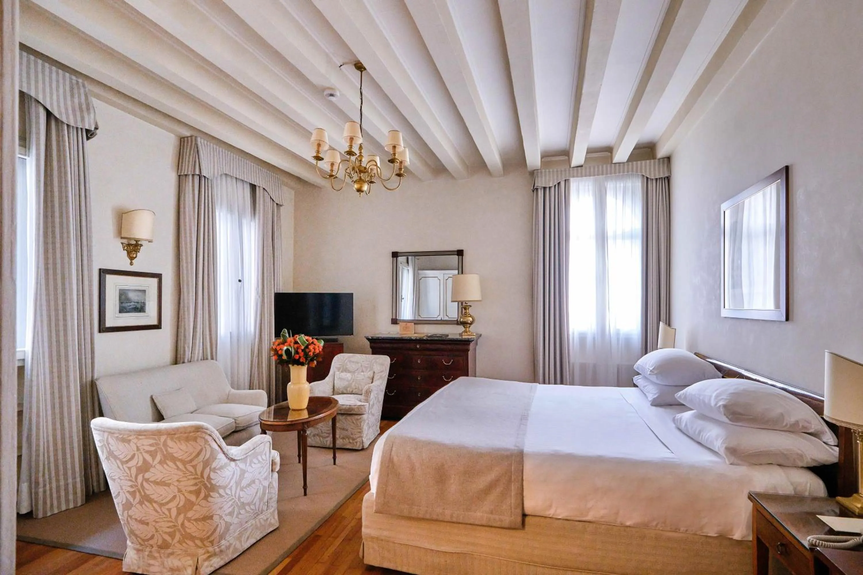 Living room, Bed in Hotel Villa Cipriani
