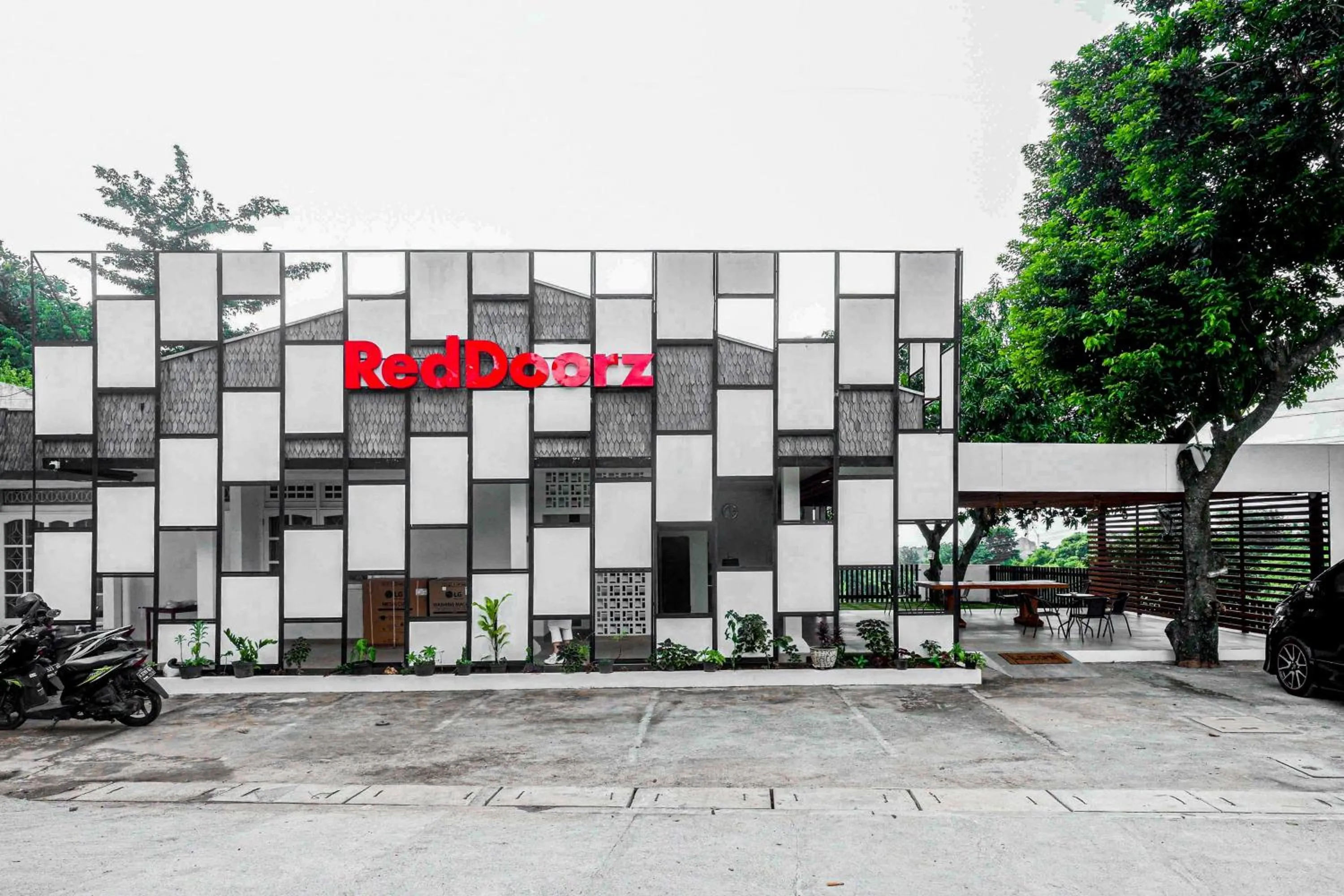 Parking in RedDoorz near Bukitsari Semarang