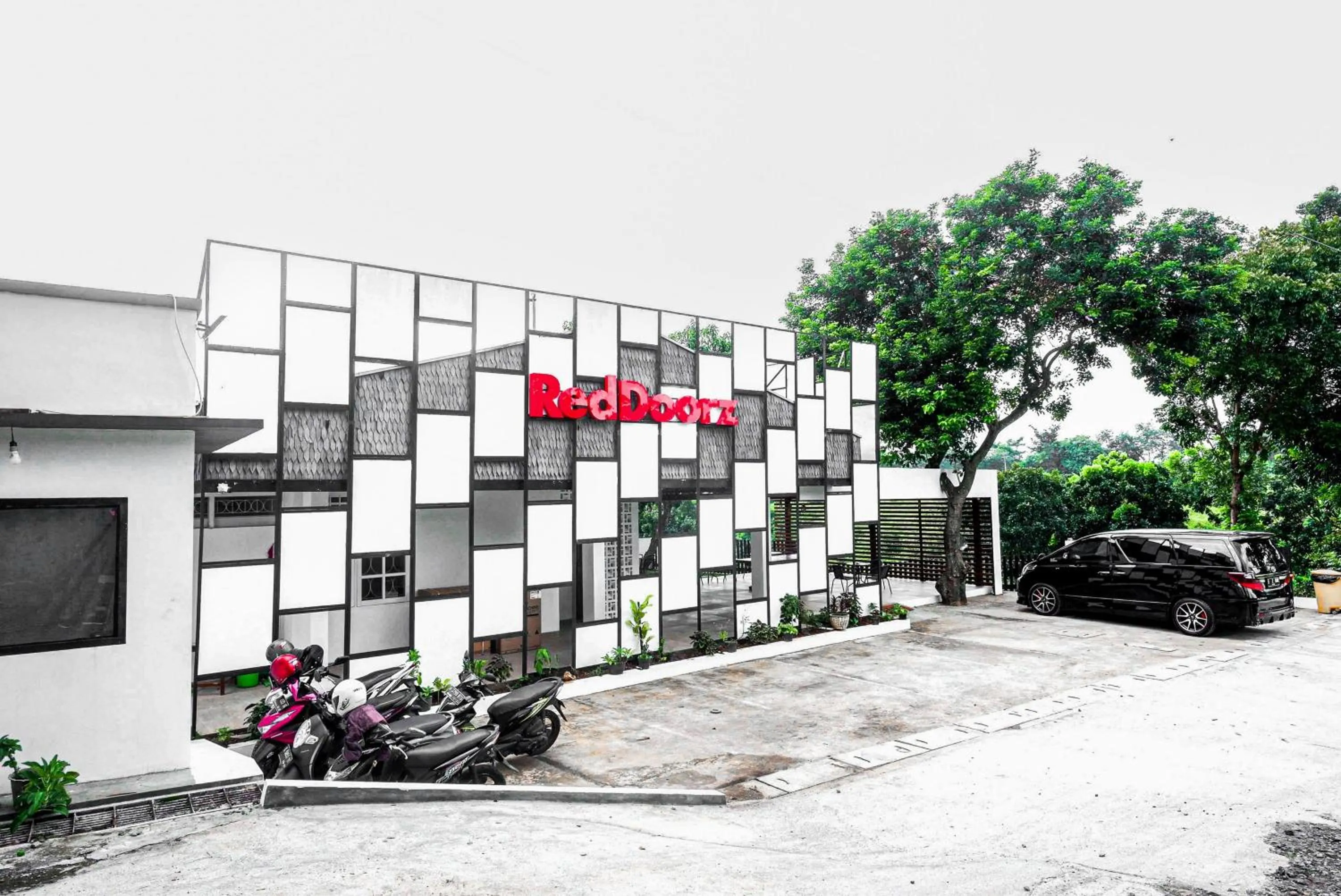 Parking in RedDoorz near Bukitsari Semarang