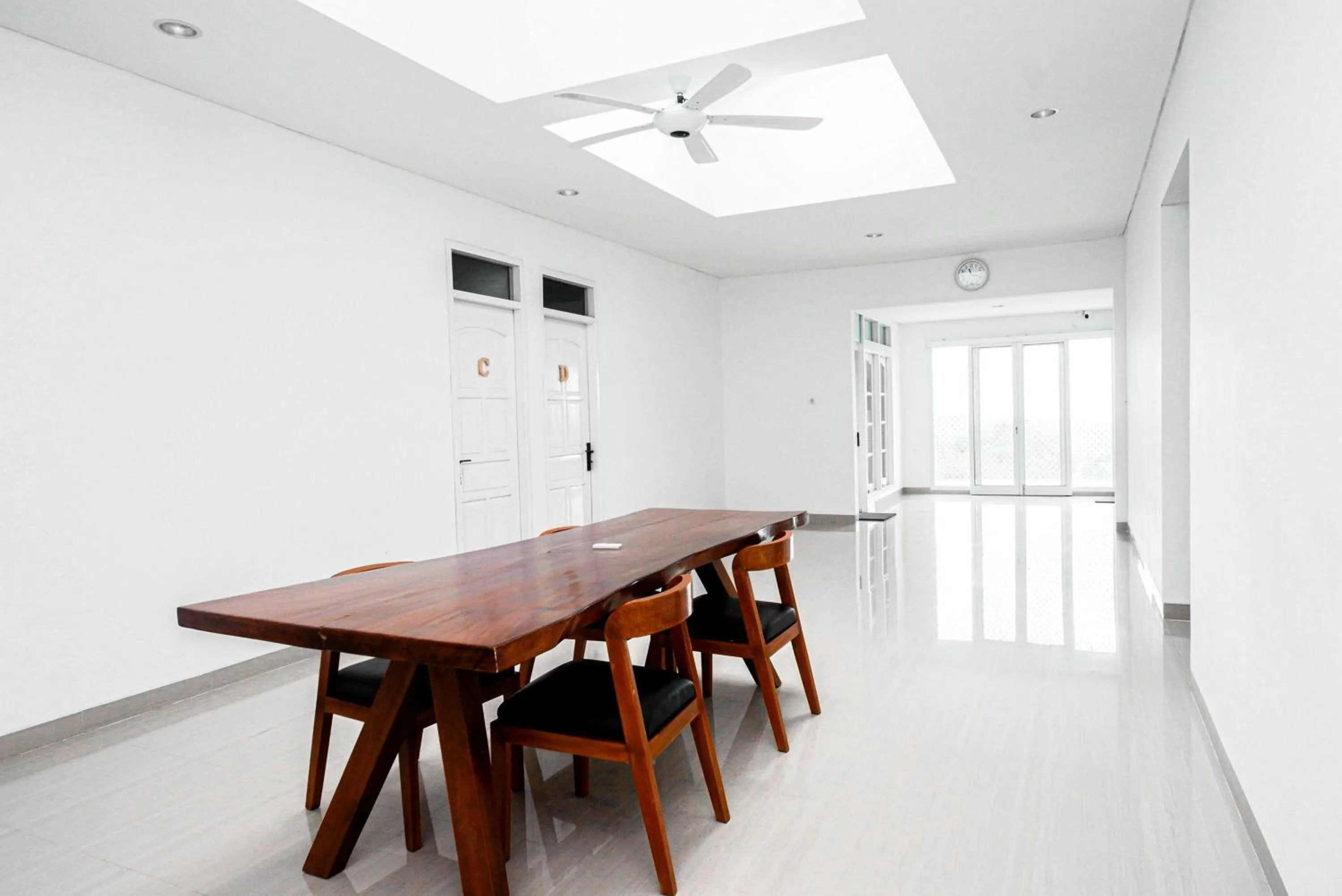 Seating area in RedDoorz near Bukitsari Semarang