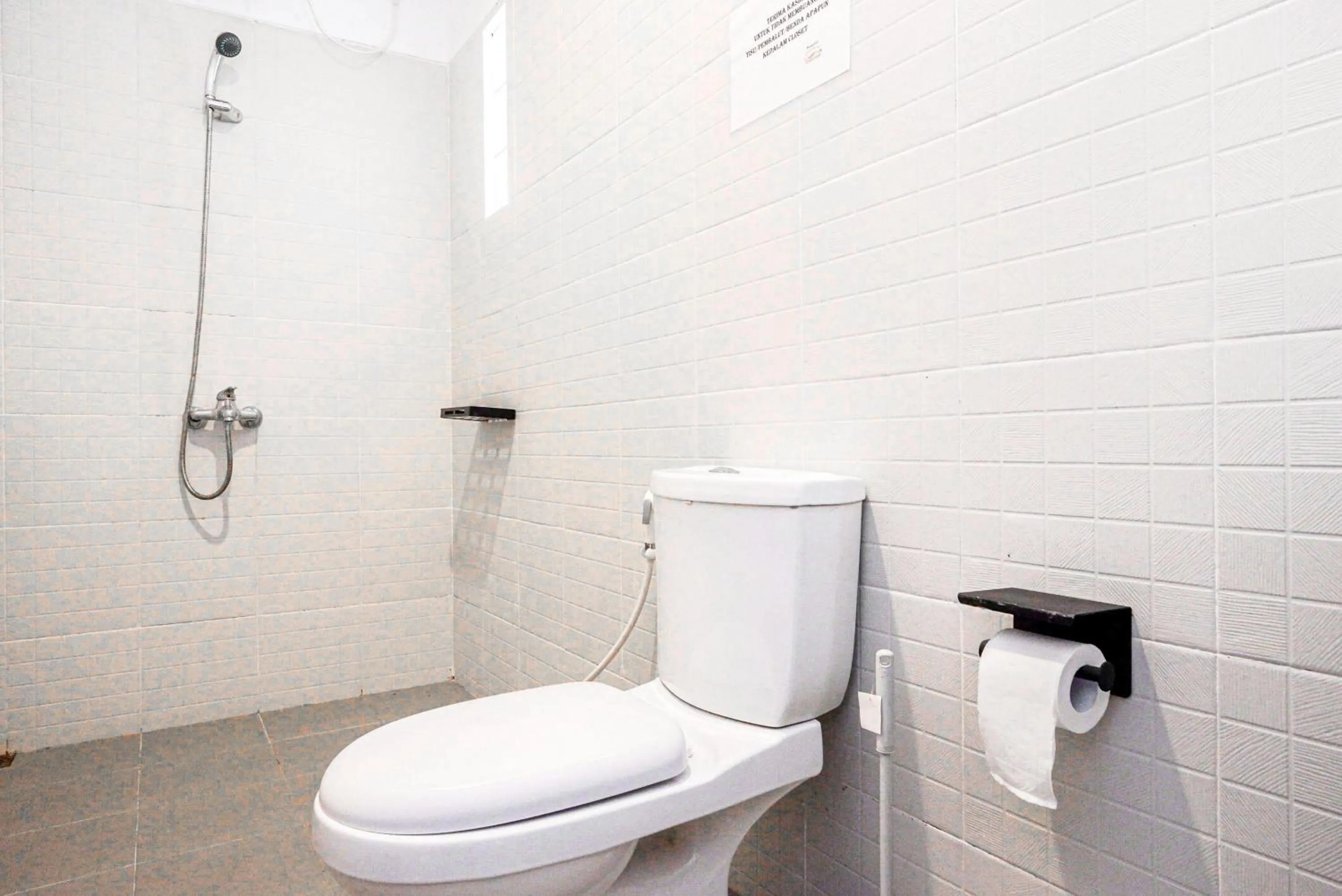 Bathroom in RedDoorz near Bukitsari Semarang