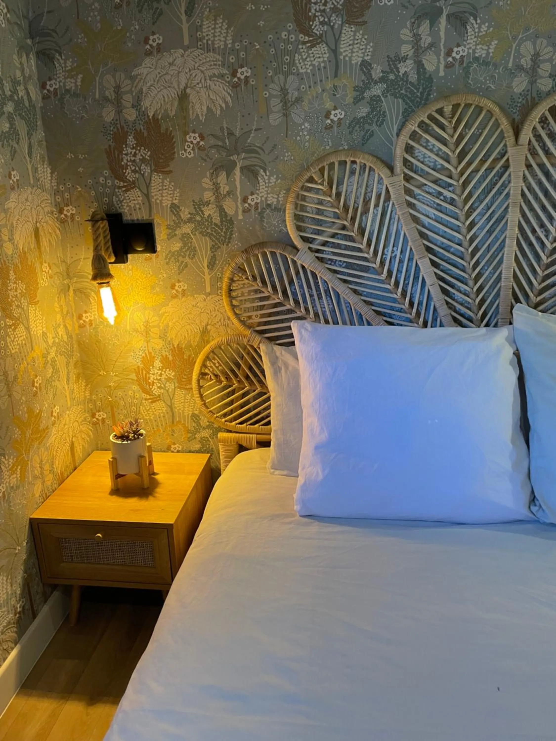 Bed in Péniche Le Pescalune - Chambre d'hôtes