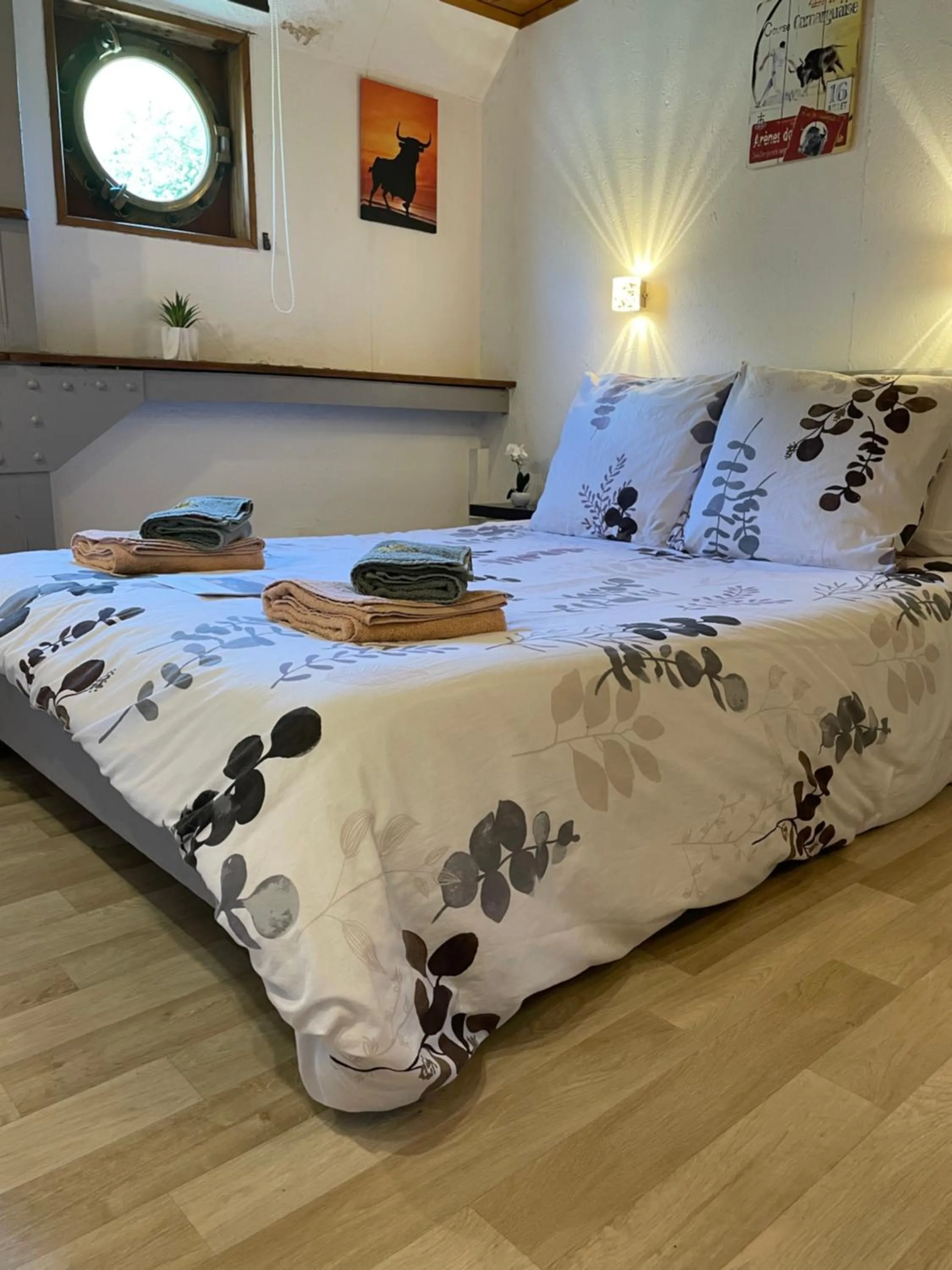 Bedroom, Bed in Péniche Le Pescalune - Chambre d'hôtes