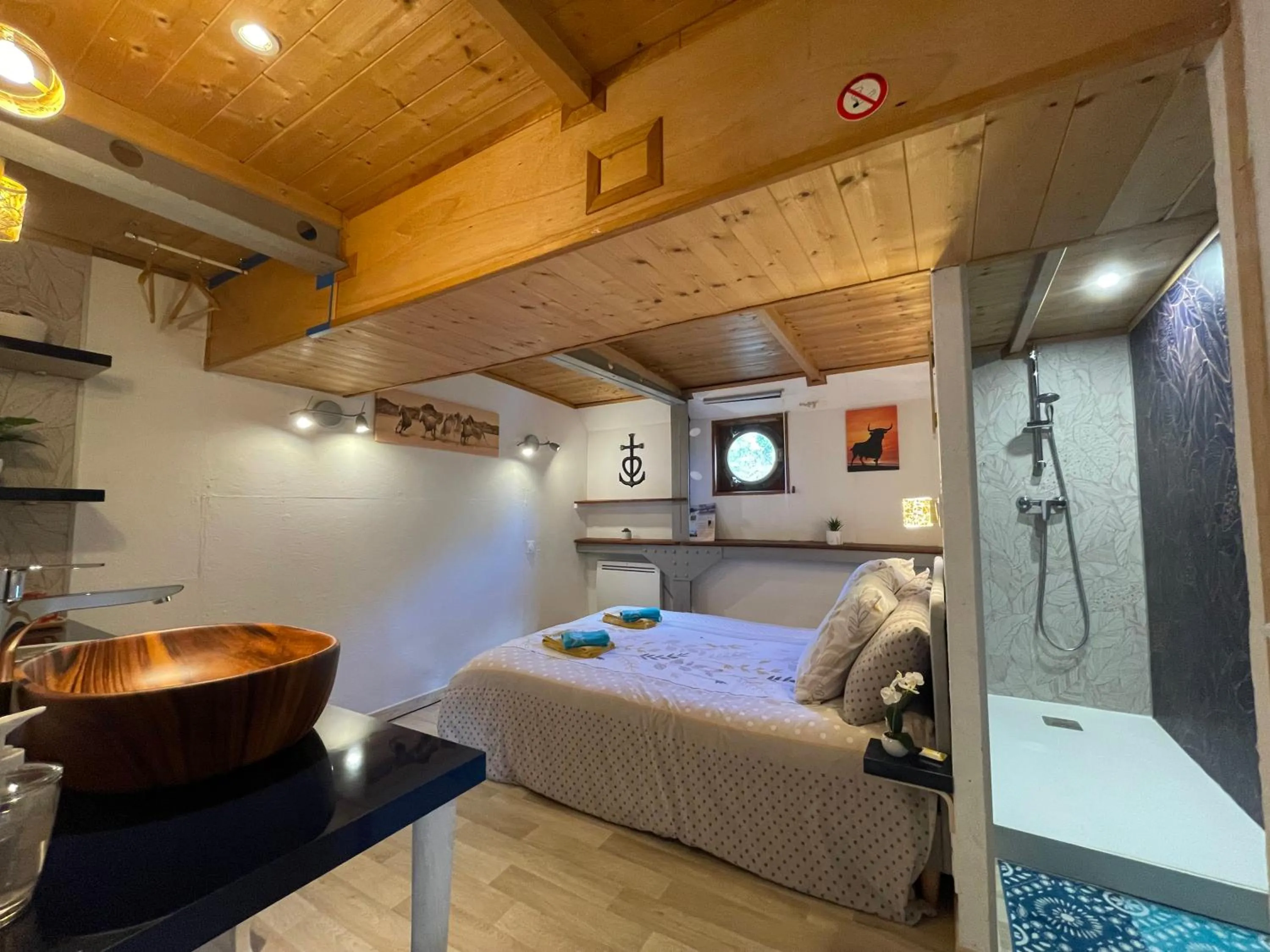 Photo of the whole room in Péniche Le Pescalune - Chambre d'hôtes