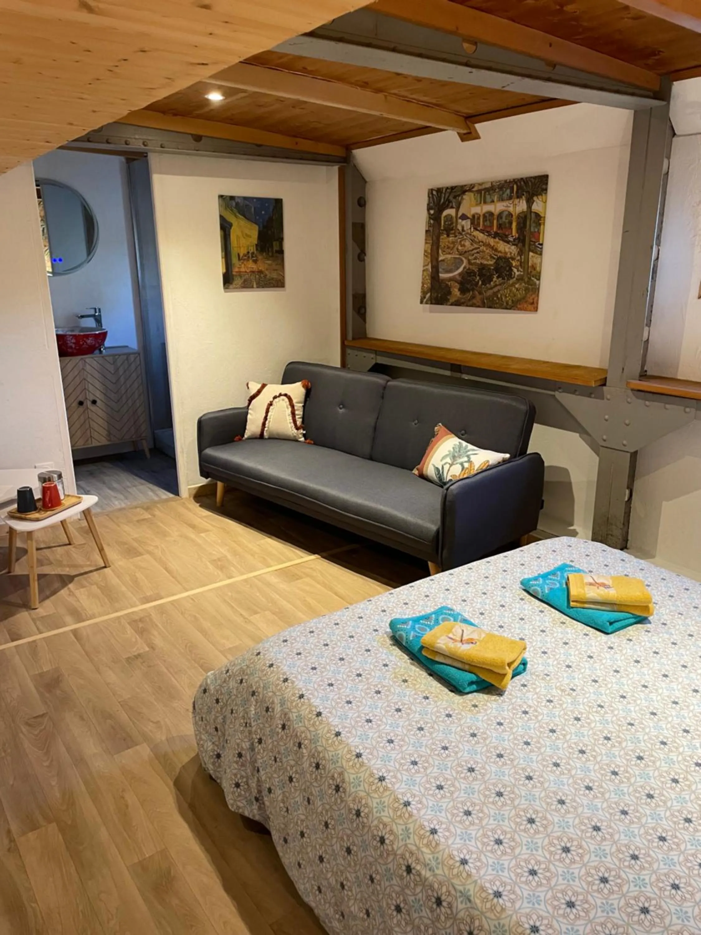 Seating area, Bed in Péniche Le Pescalune - Chambre d'hôtes