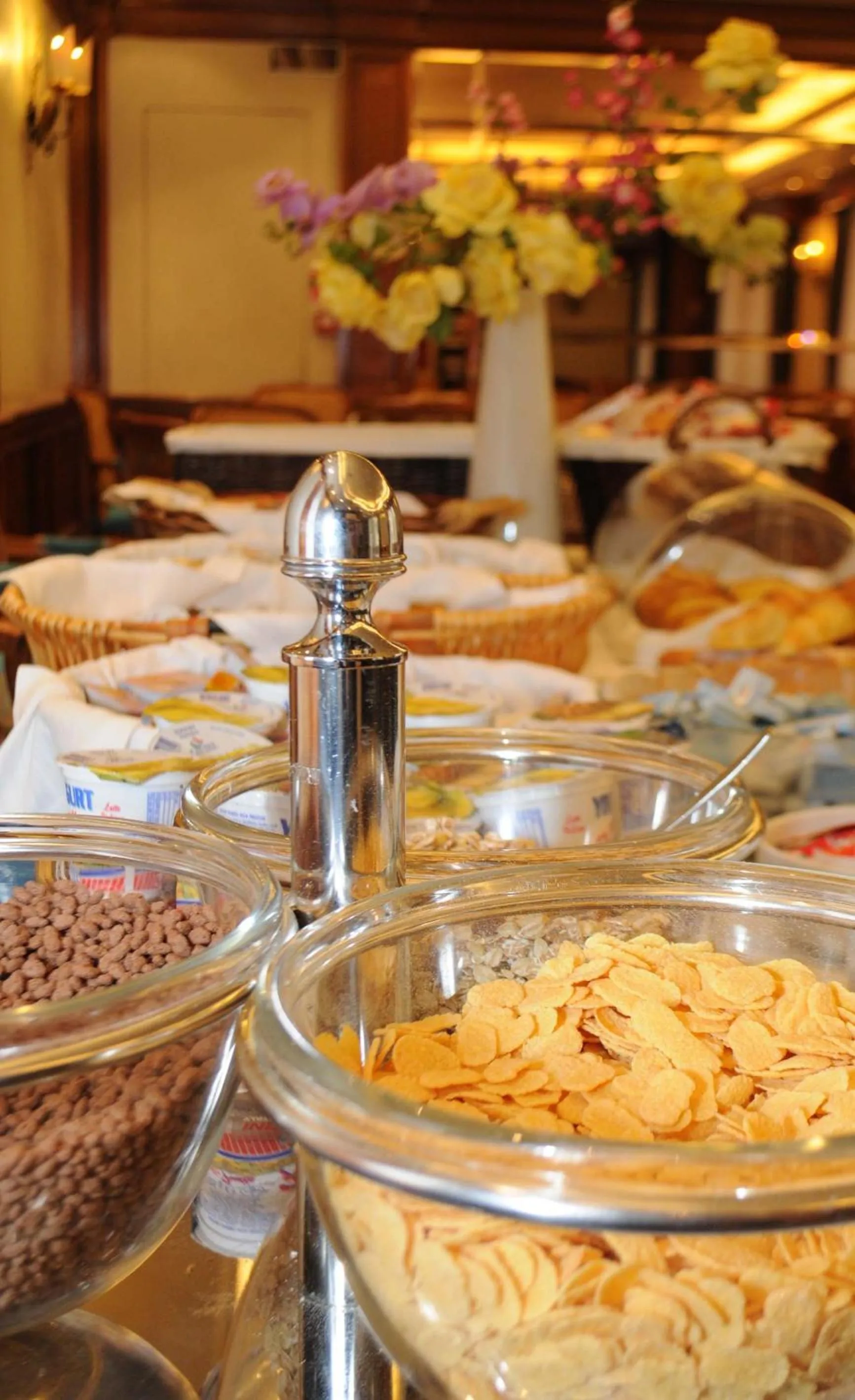 Restaurant/places to eat in Hotel Mondial