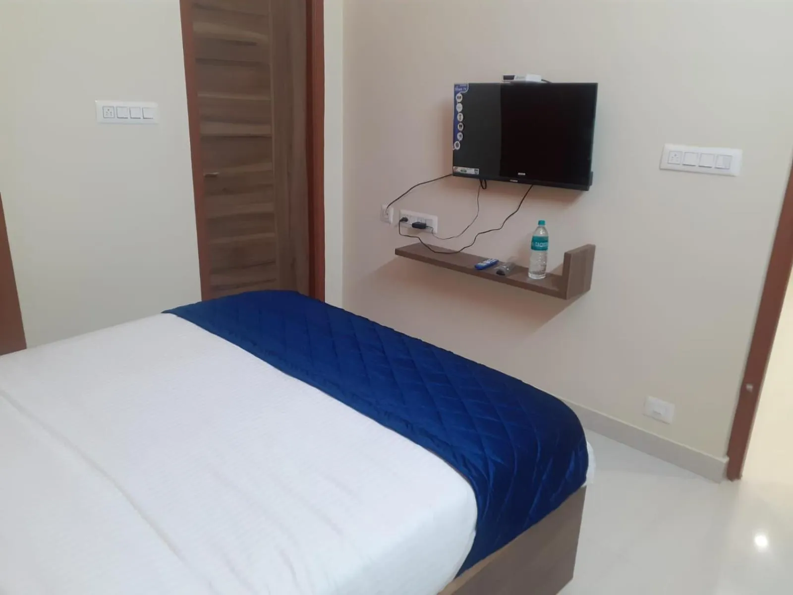 Communal lounge/ TV room, Bed in NJK Residency