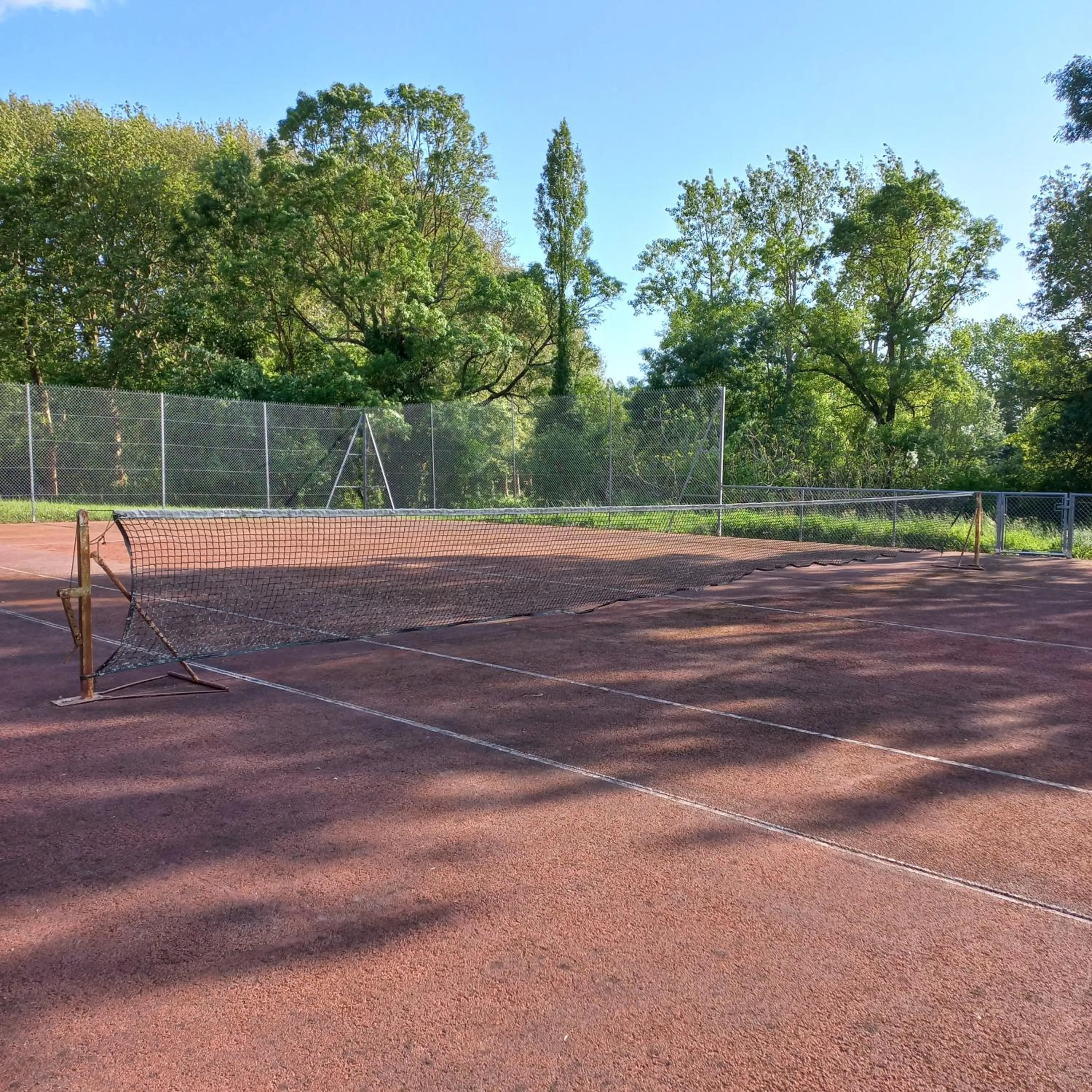 Tennis court in Domaine de Fontsauzine - gîtes et chambre d'hôtes