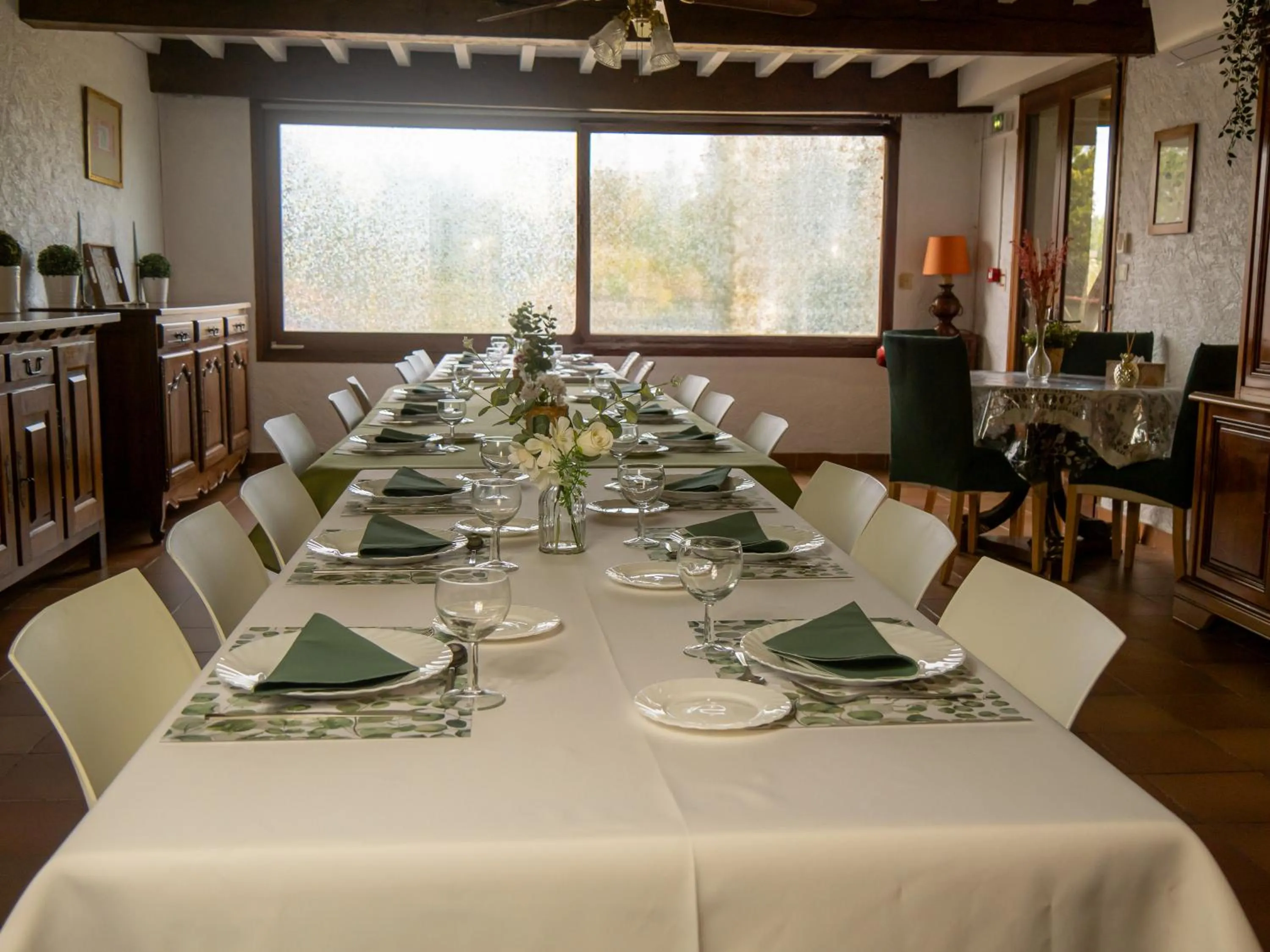 Dining area in Domaine de Fontsauzine - gîtes et chambre d'hôtes