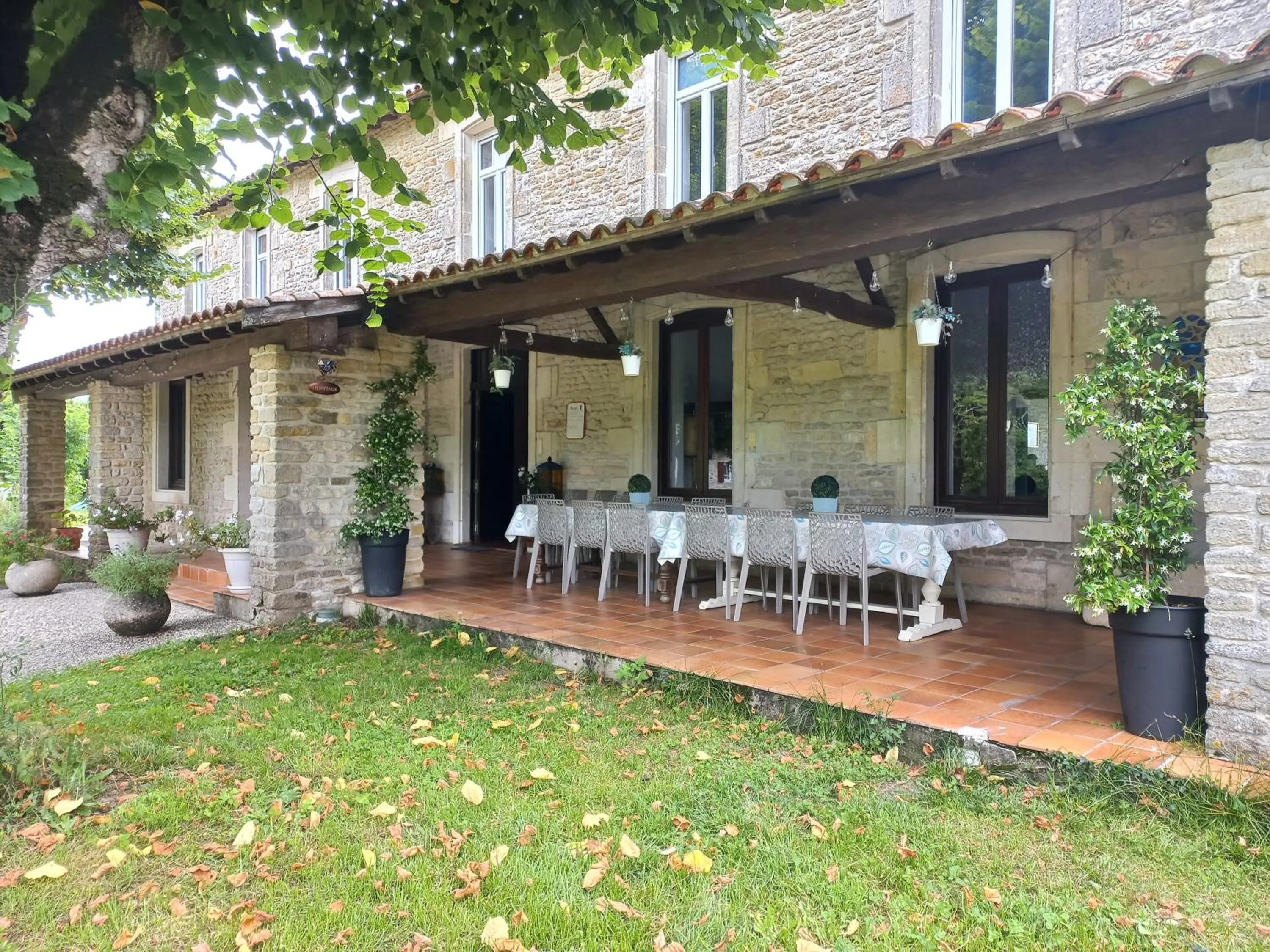 Patio in Domaine de Fontsauzine - gîtes et chambre d'hôtes