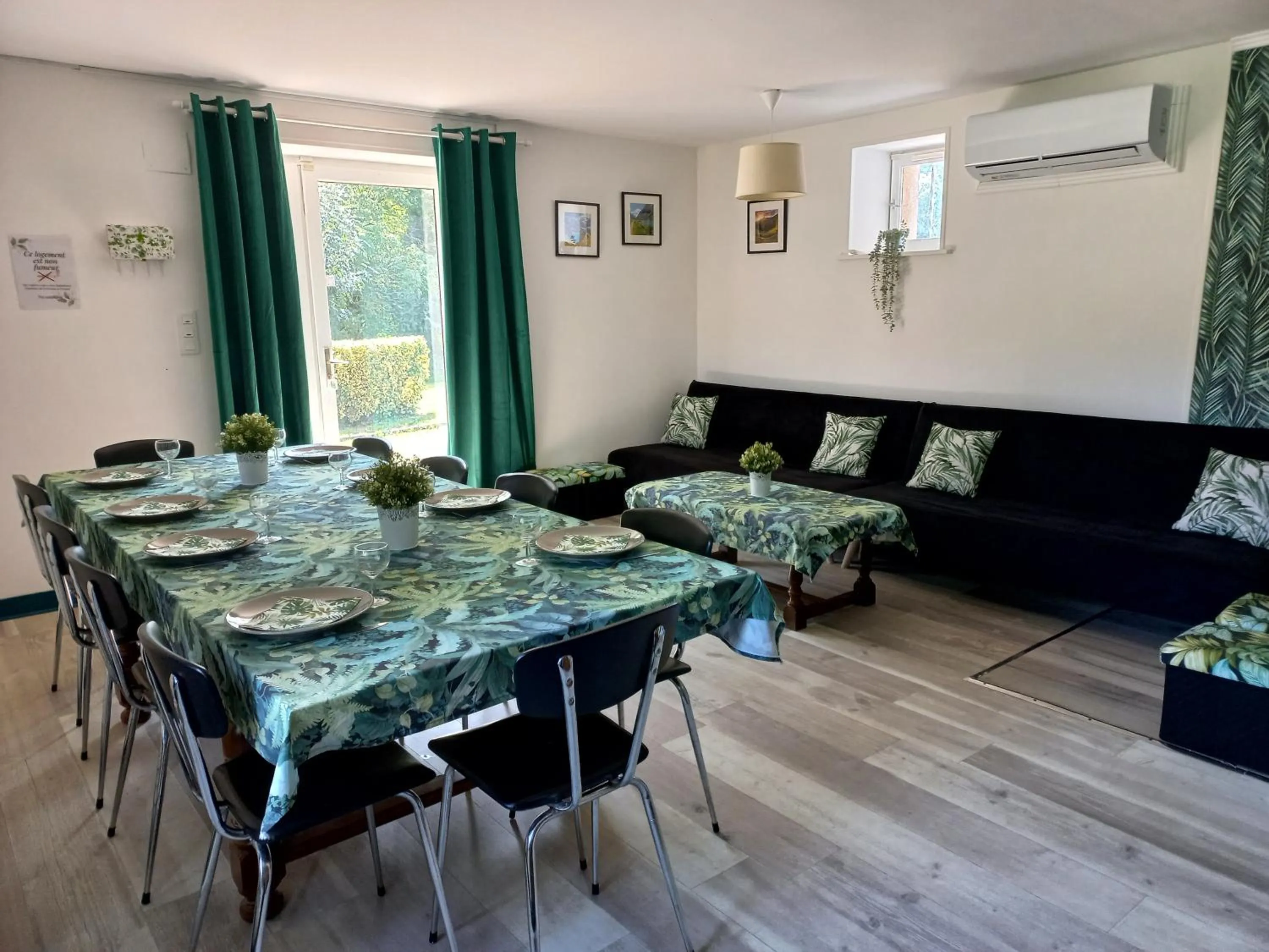 Dining area in Domaine de Fontsauzine - gîtes et chambre d'hôtes