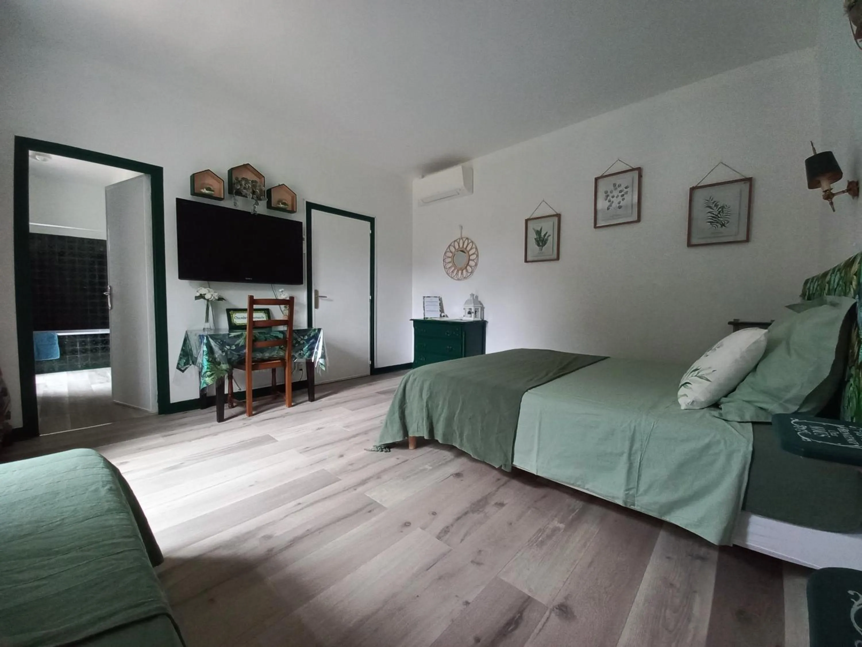 Bedroom in Domaine de Fontsauzine - gîtes et chambre d'hôtes