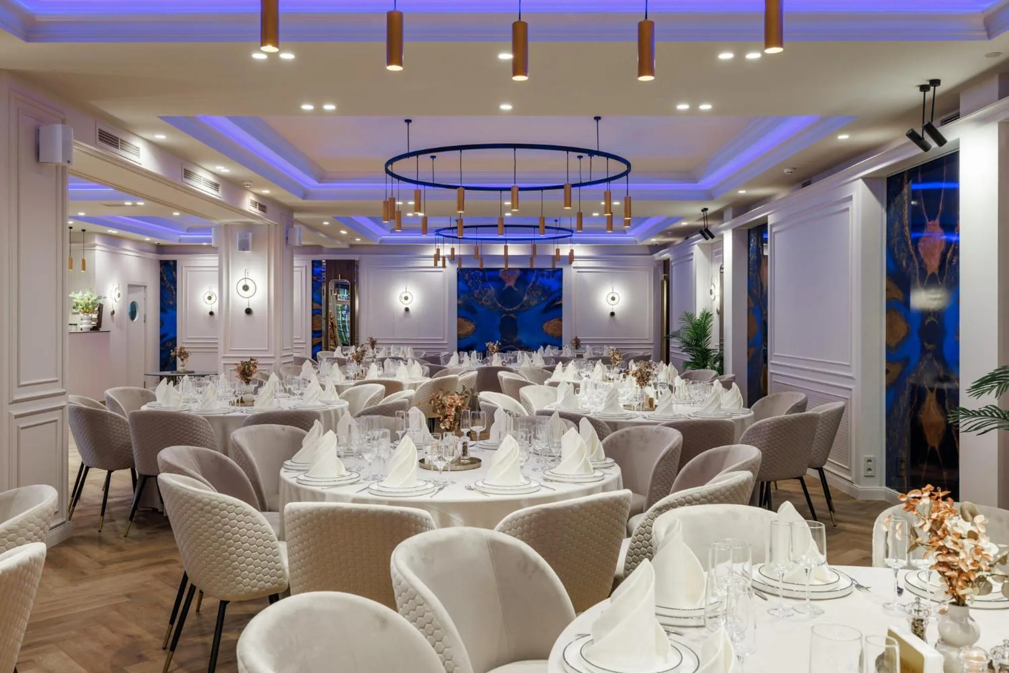 Restaurant/places to eat in Art Hotel