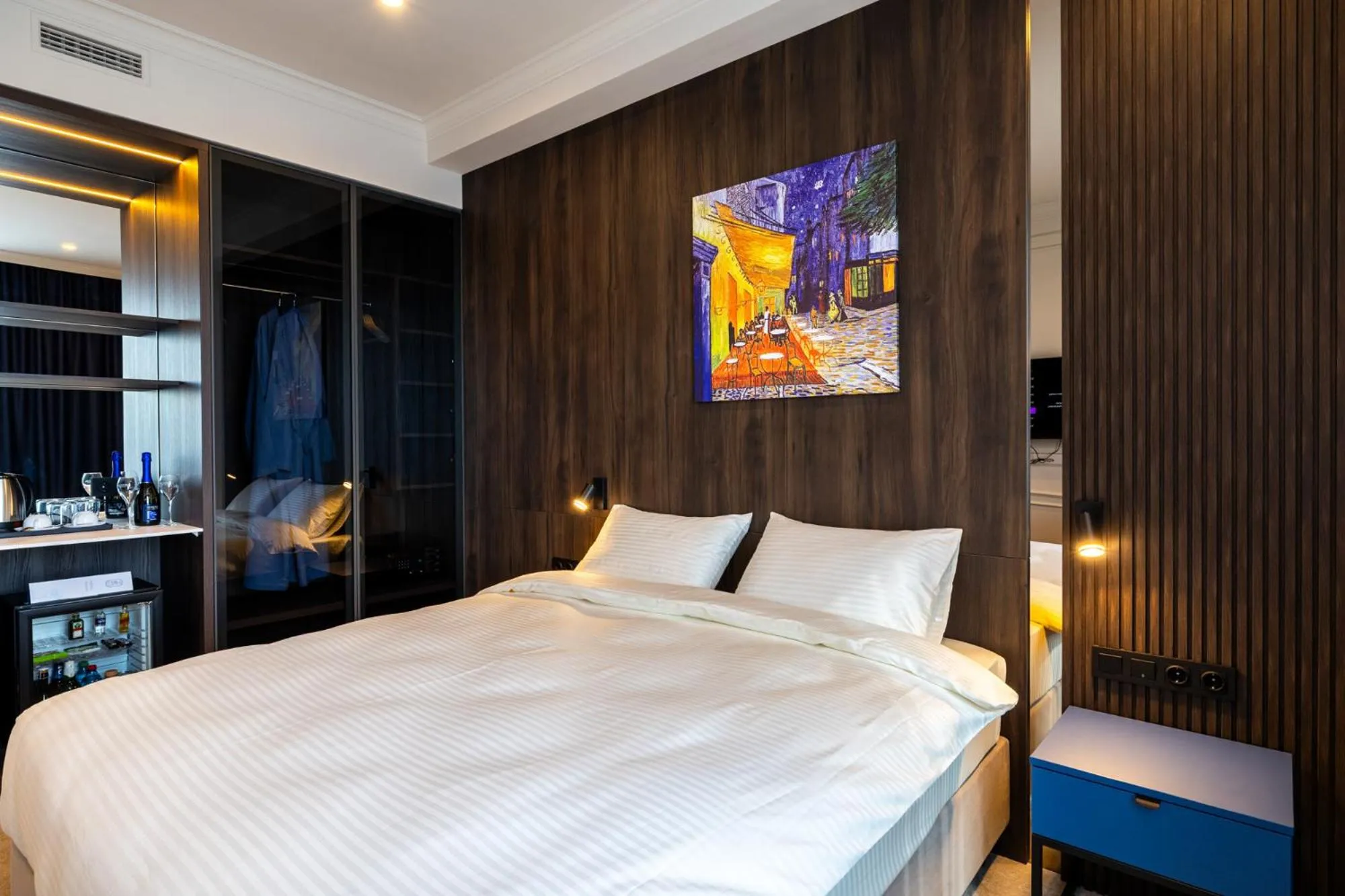 Photo of the whole room, Bed in Art Hotel