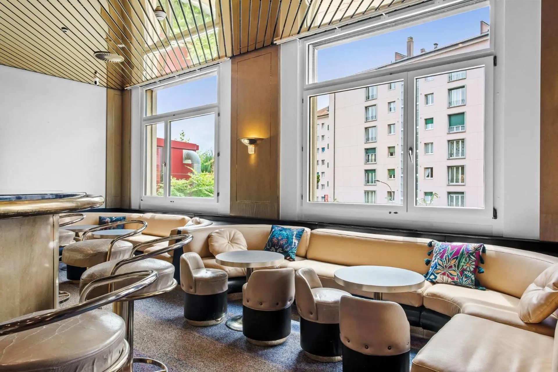 Lounge or bar in becozy Au Parc Retro Edition Self-Check-In Rooms & Studios Fribourg