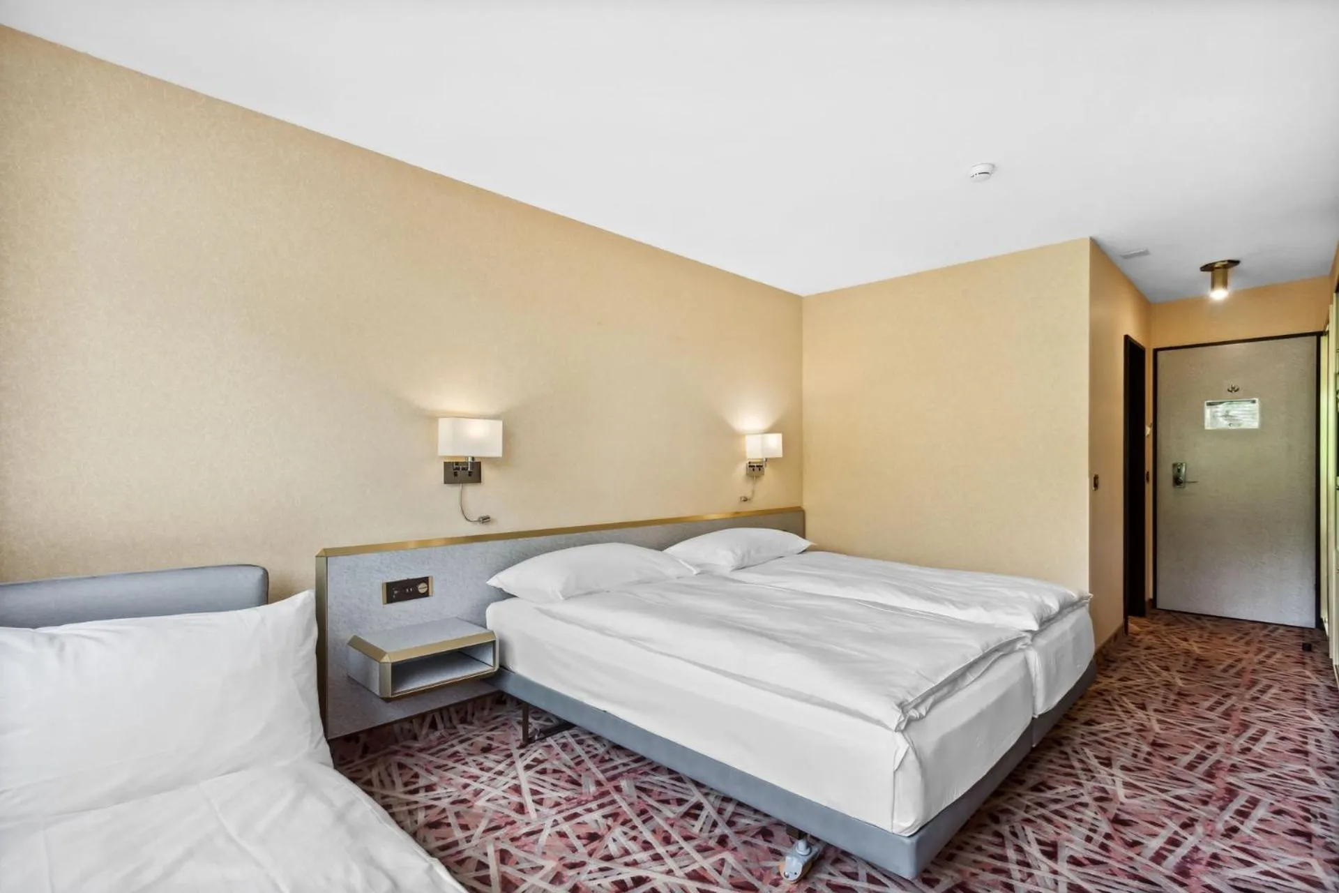 Photo of the whole room in becozy Au Parc Retro Edition Self-Check-In Rooms & Studios Fribourg