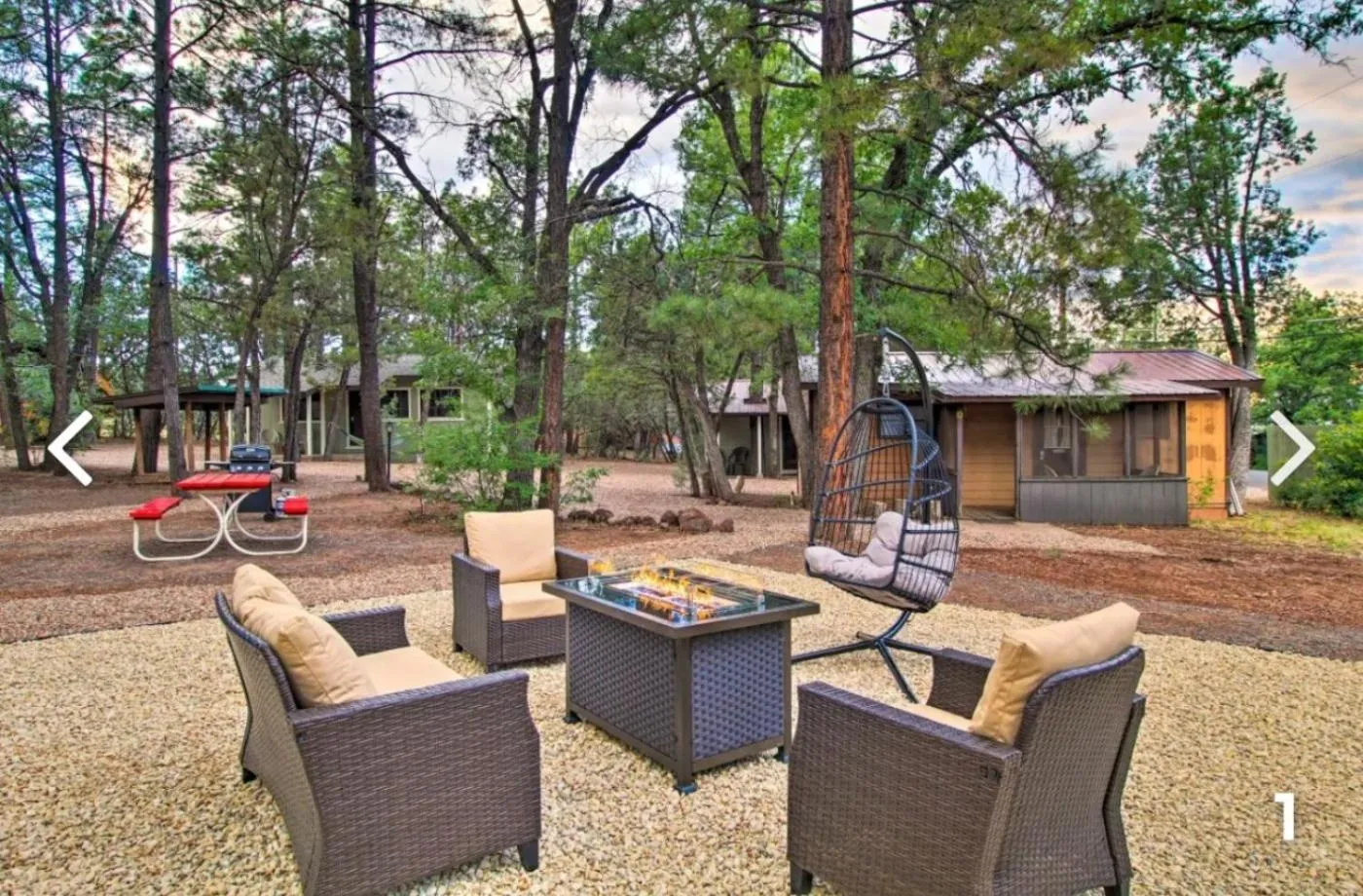 Evening entertainment in Hidden Rest Cabins and Resort