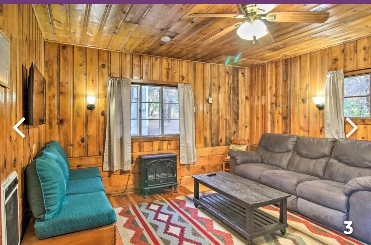 Living room in Hidden Rest Cabins and Resort