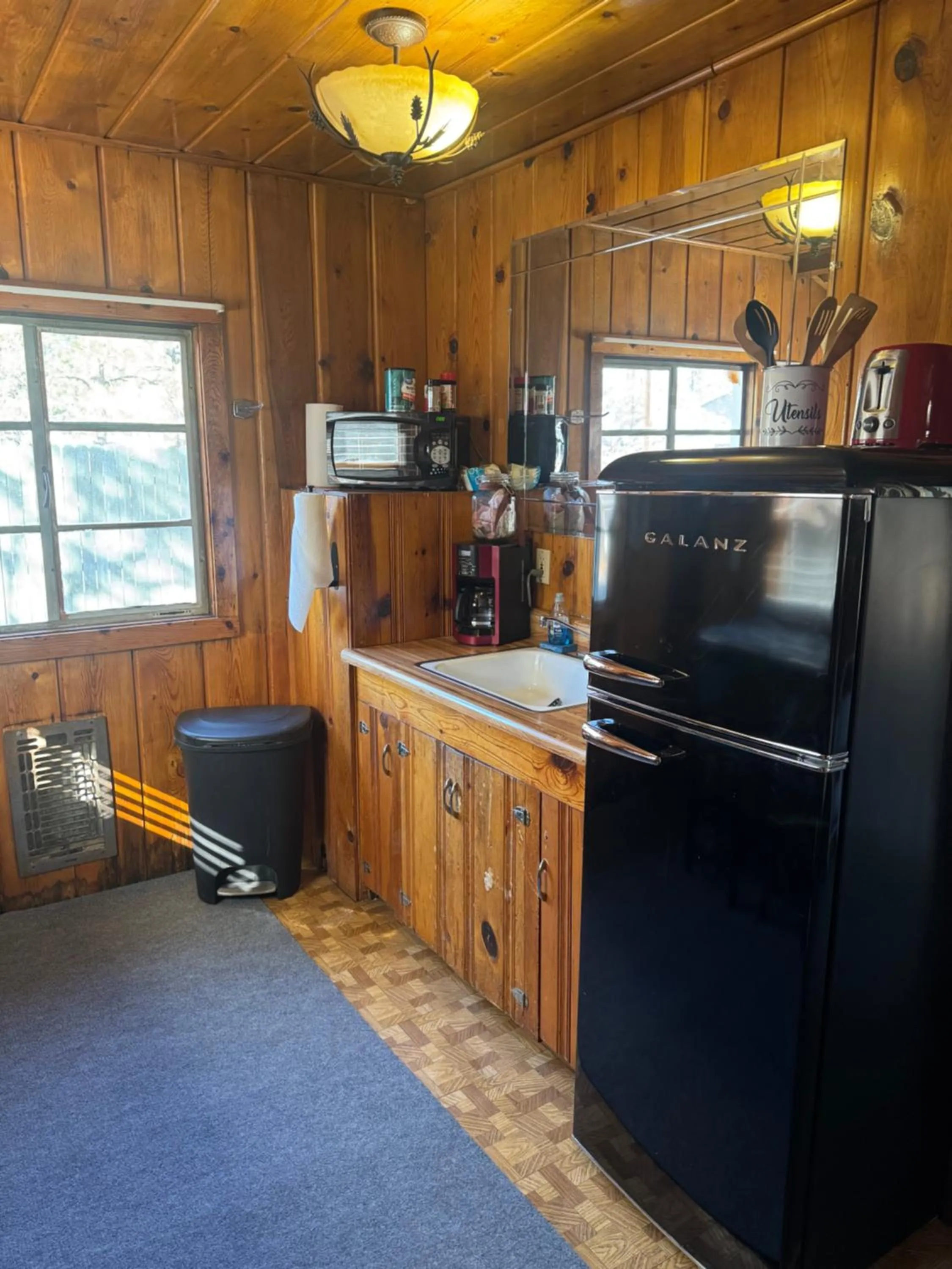 Kitchen or kitchenette in Hidden Rest Cabins and Resort