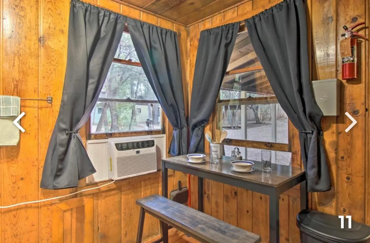 Dining area in Hidden Rest Cabins and Resort